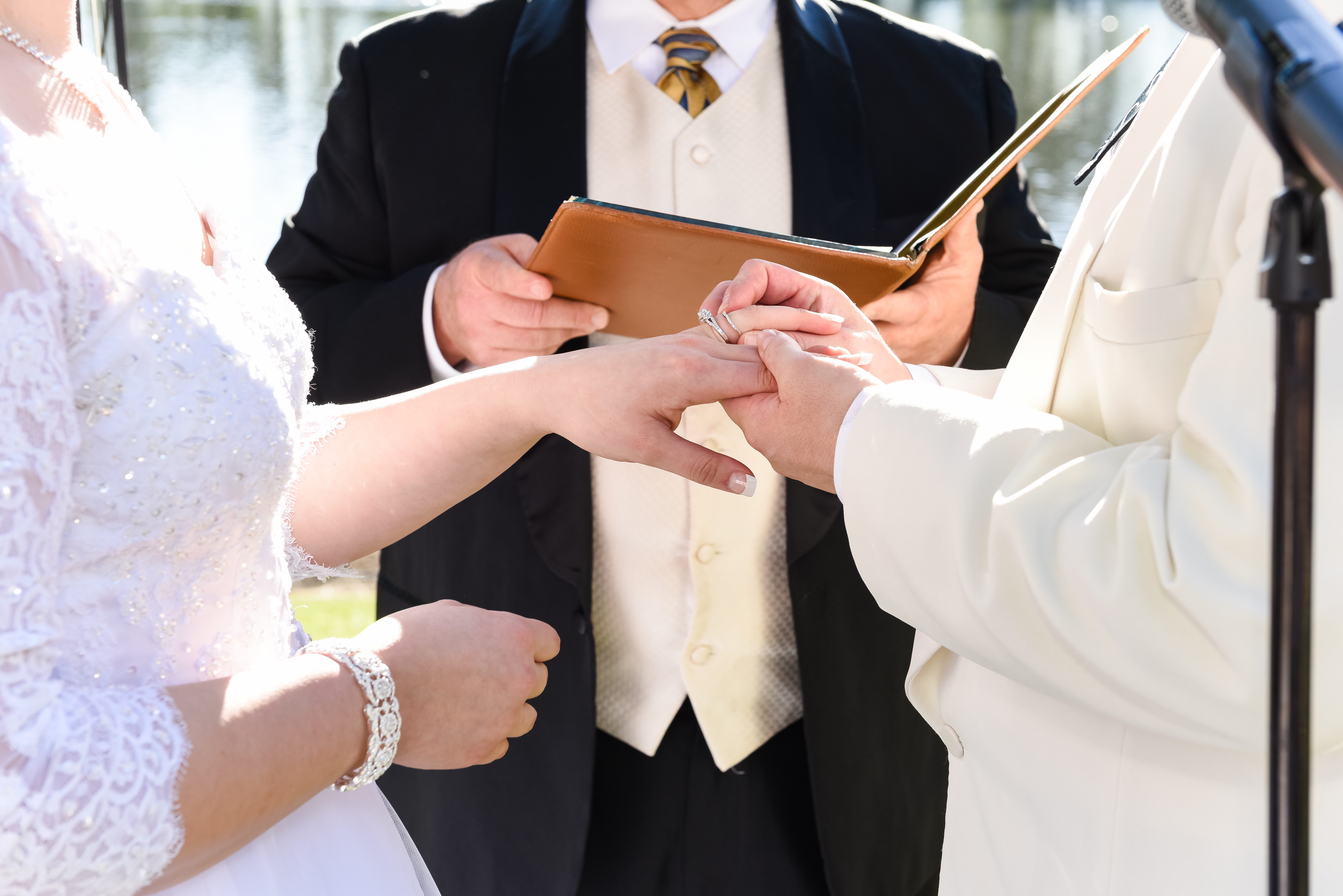 Un couple échangeant des anneaux devant un officiant de mariage | Source : Shutterstock