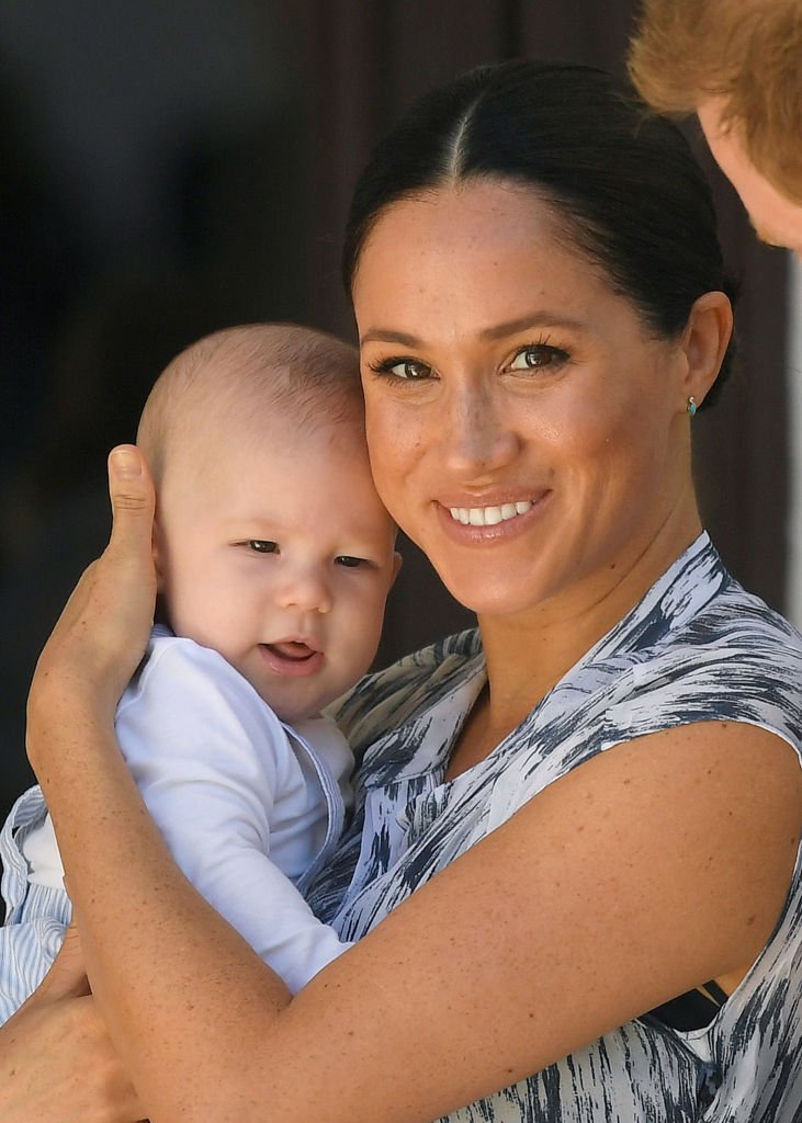 Meghan, la duchesse de Sussex et leur petit fils Archie Mountbatten-Windsor lors d'une réunion avec l'archevêque Desmond Tutu à la Desmond & Leah Tutu Legacy Foundation lors de leur tournée royale en Afrique du Sud. | Photo : Getty Images