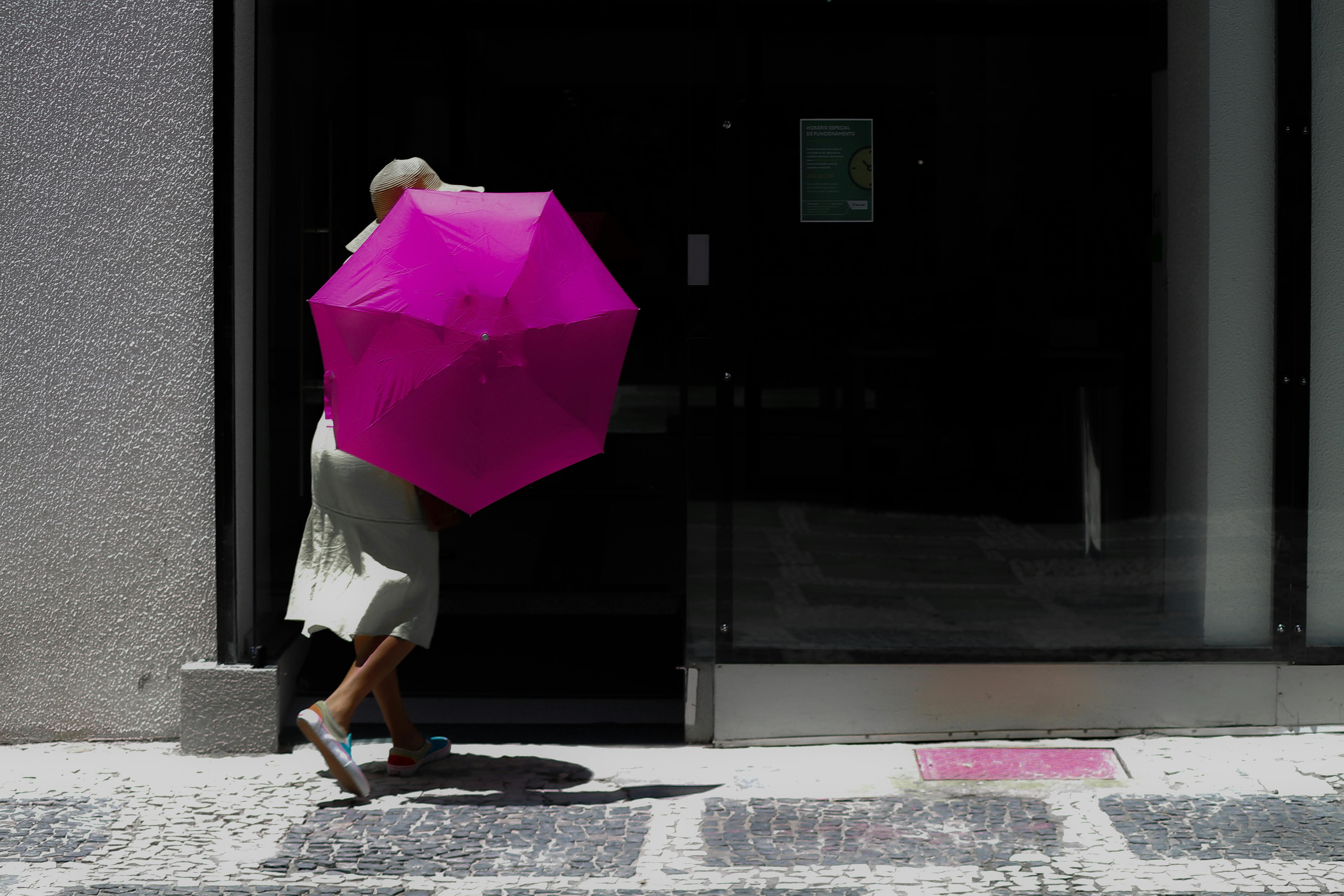 Une personne avec un parapluie rose | Source : Pexels