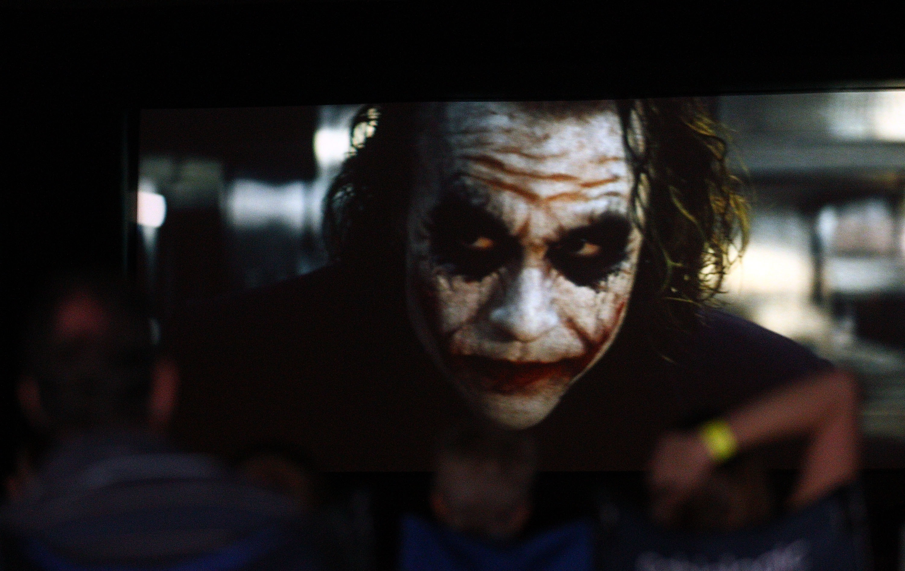 Les fans de Heath Ledger regardent "The Dark Knight" lors d'une soirée cinéma en plein air en hommage public à l'acteur décédé, le 12 février 2011 à Perth, en Australie | Source : Getty Images