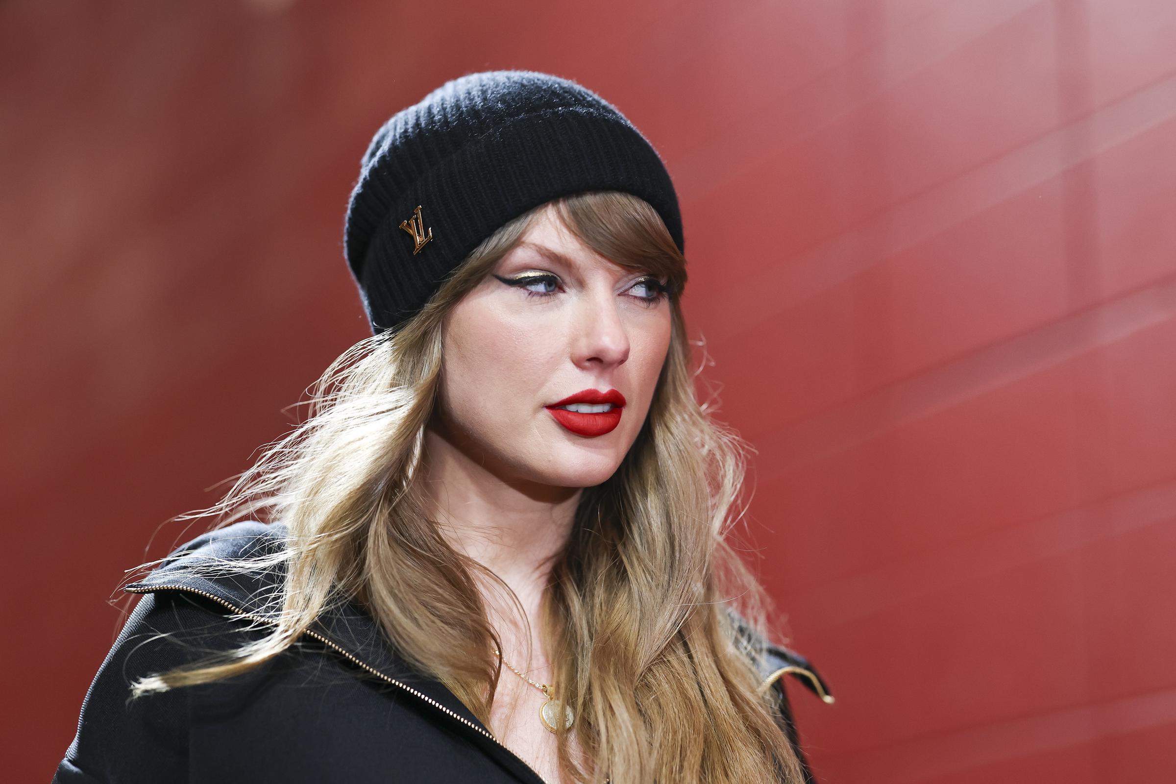 Taylor Swift arrive avant le match de championnat de l'AFC au stade Arrowhead | Source : Getty Images