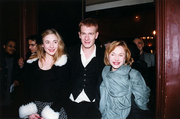 Julie, Guillaume et leur mère Elisabeth Depardieu au théâtre en janvier 1999 à Paris, France. | Photo : Getty Images