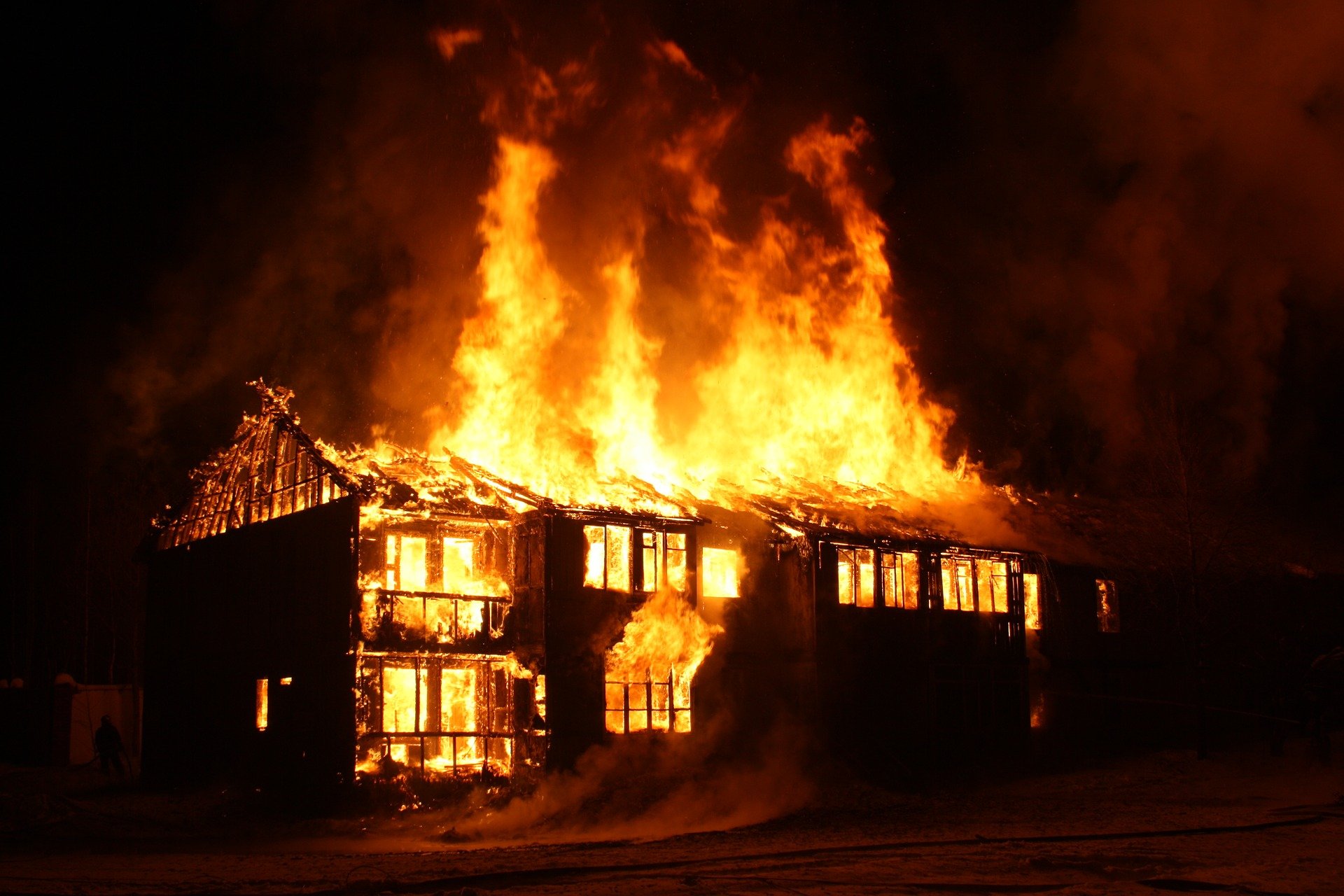Une maison en proie aux flammes. | photo : Pixabay