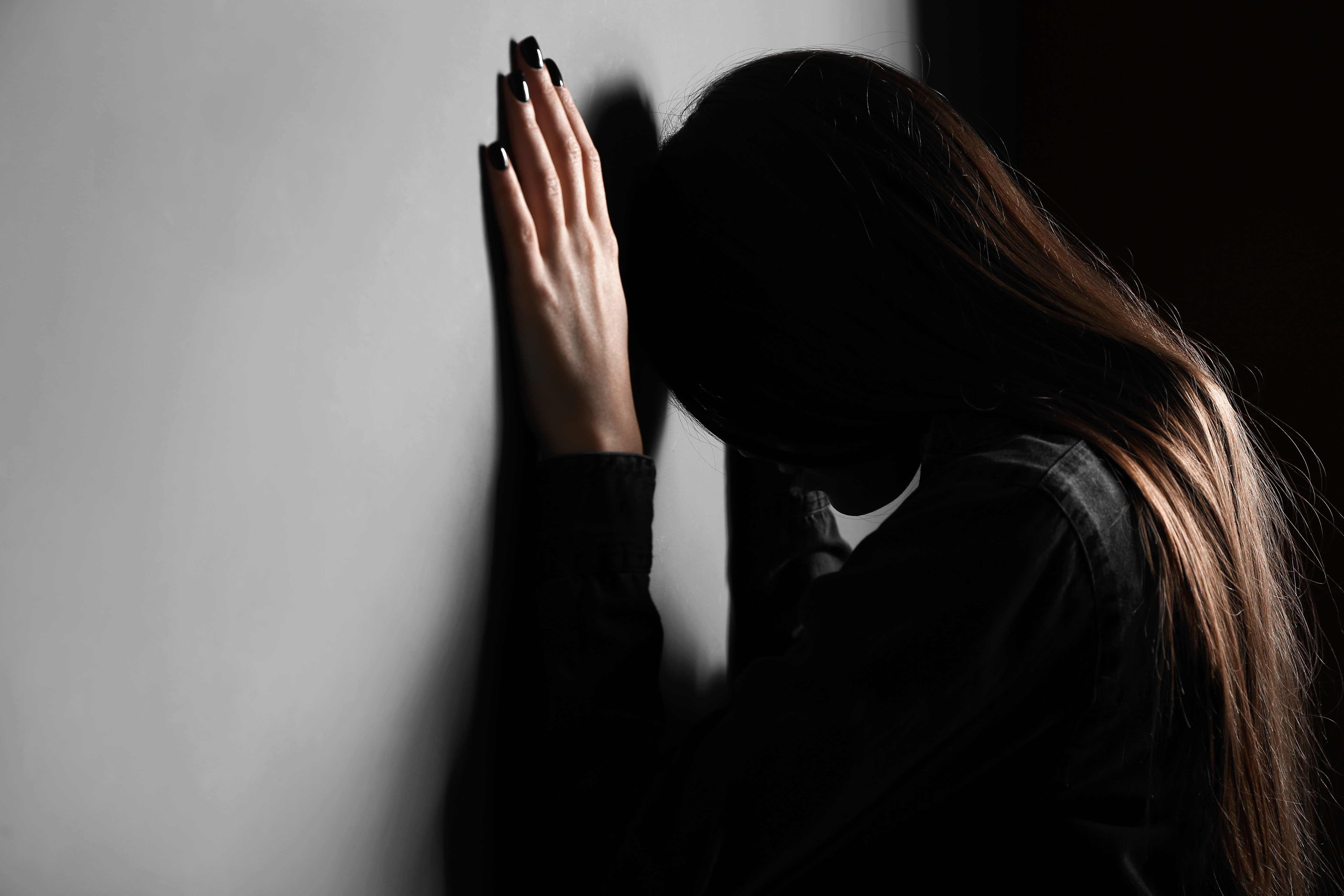 Jeune femme déprimée | Source : Shutterstock