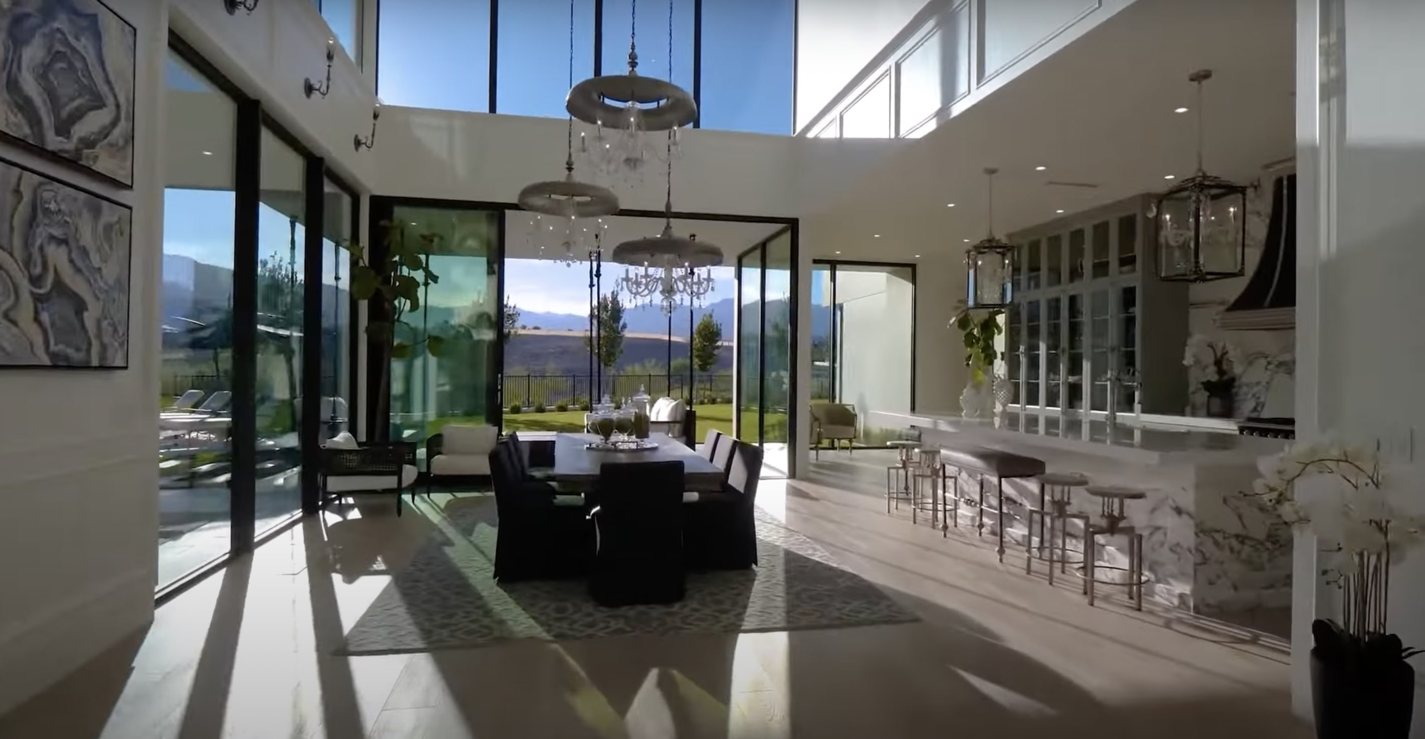 Maison de Mark Wahlberg et Rhea Durham vue intérieure de leur salle à manger à Las Vegas, Nevada | Source : YouTube@PropertyReview