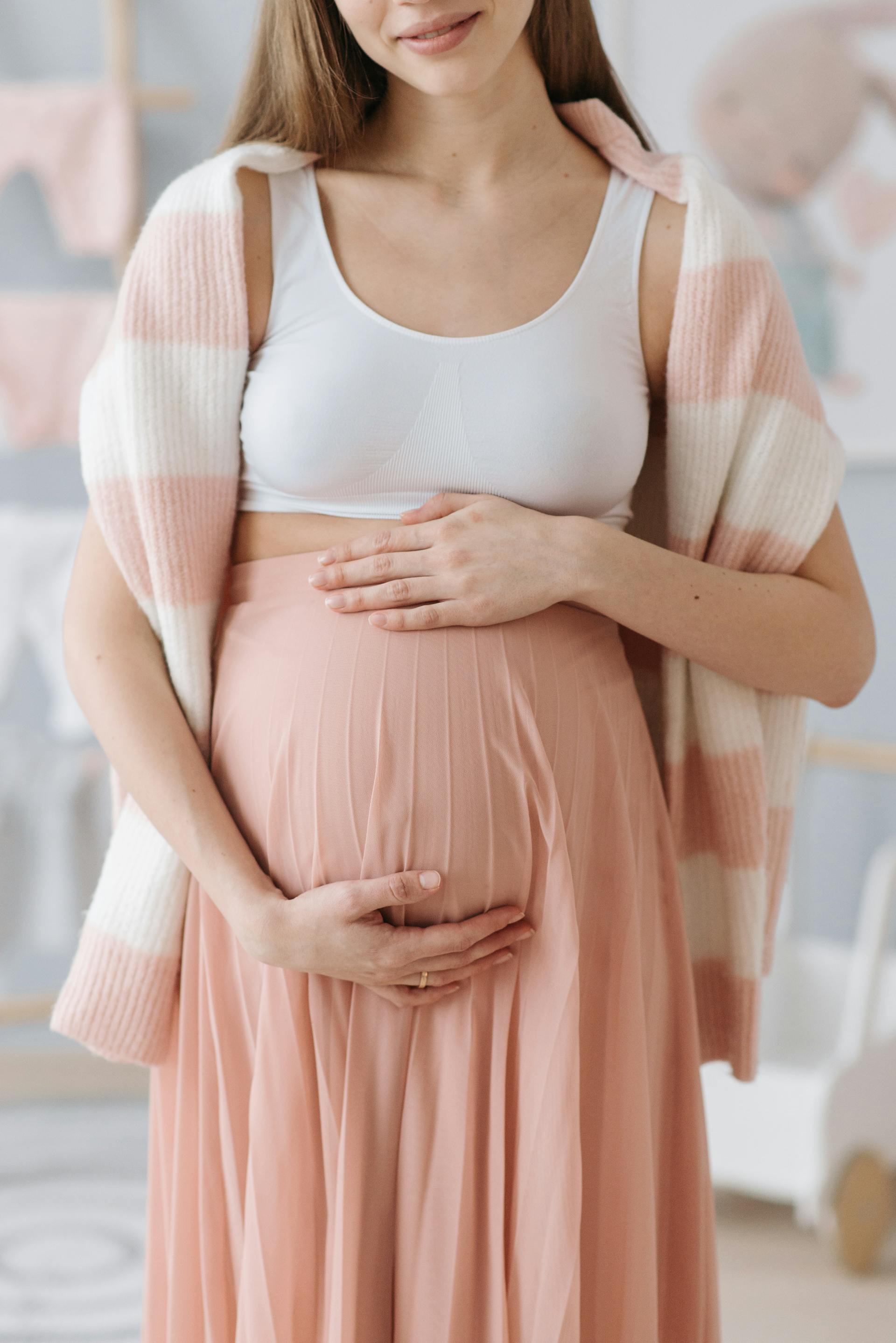 Une femme tenant son baby-bump | Source : Pexels