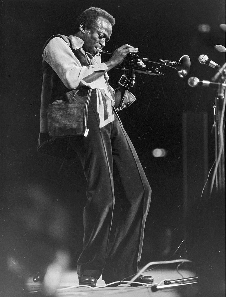 Miles Davis sur scène en 1960. | Photo : Getty Images