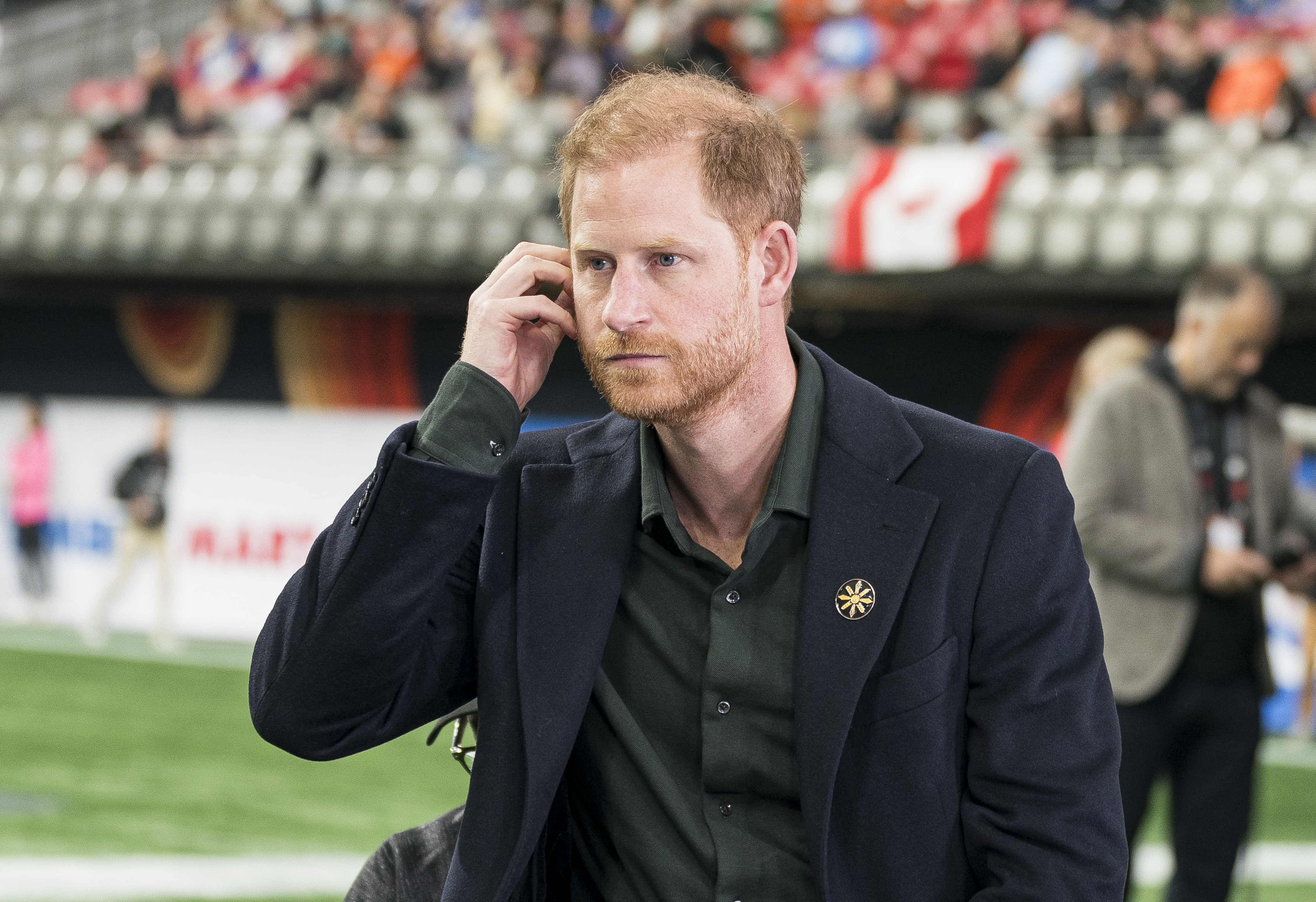 Le prince Harry au début d'une interview télévisée lors des festivités d'avant-match avant le début de la Coupe Grey 2024 à Vancouver, au Canada, le 17 novembre 2024. | Source : Getty Images