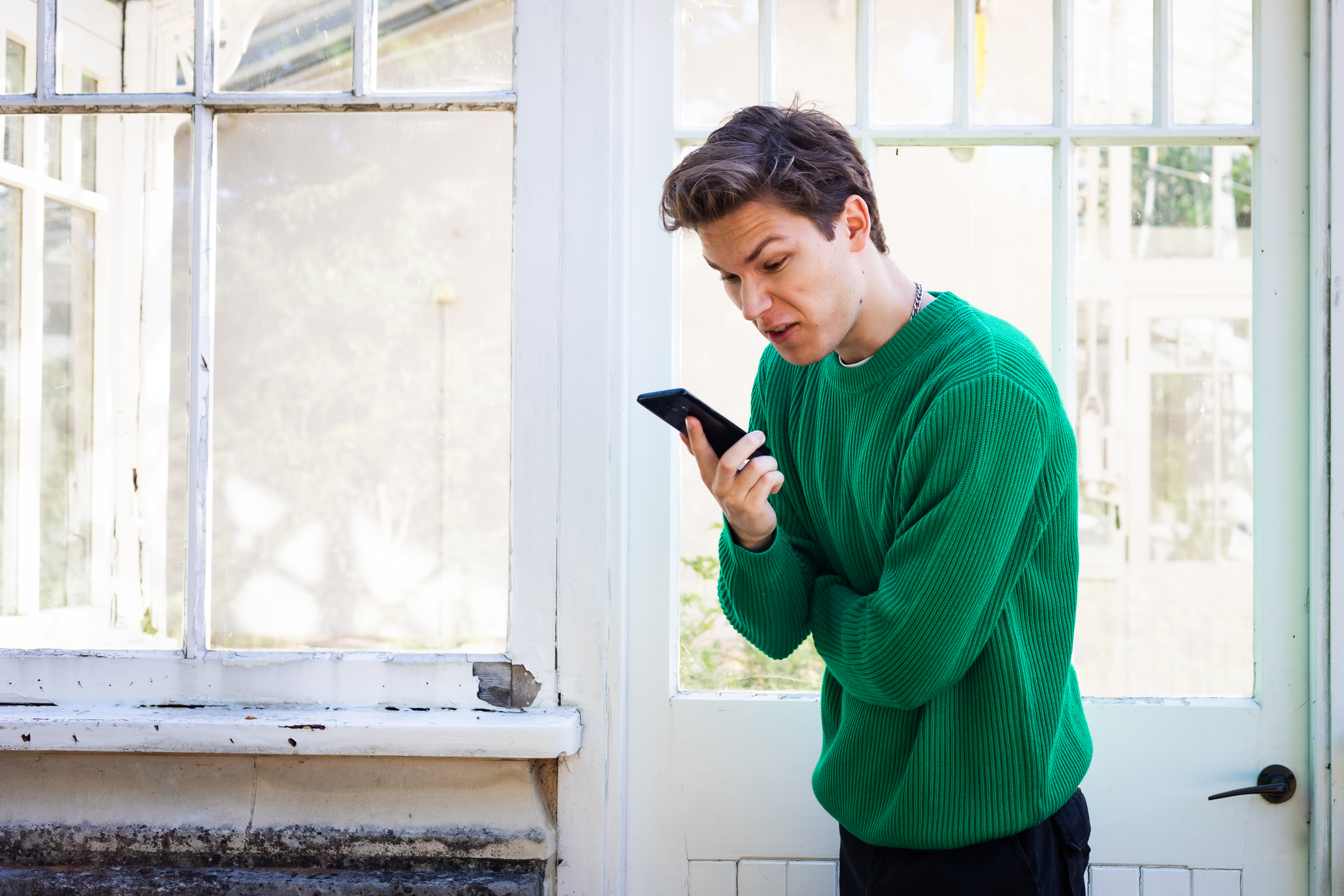 Homme en colère regardant son téléphone | Source : Shutterstock