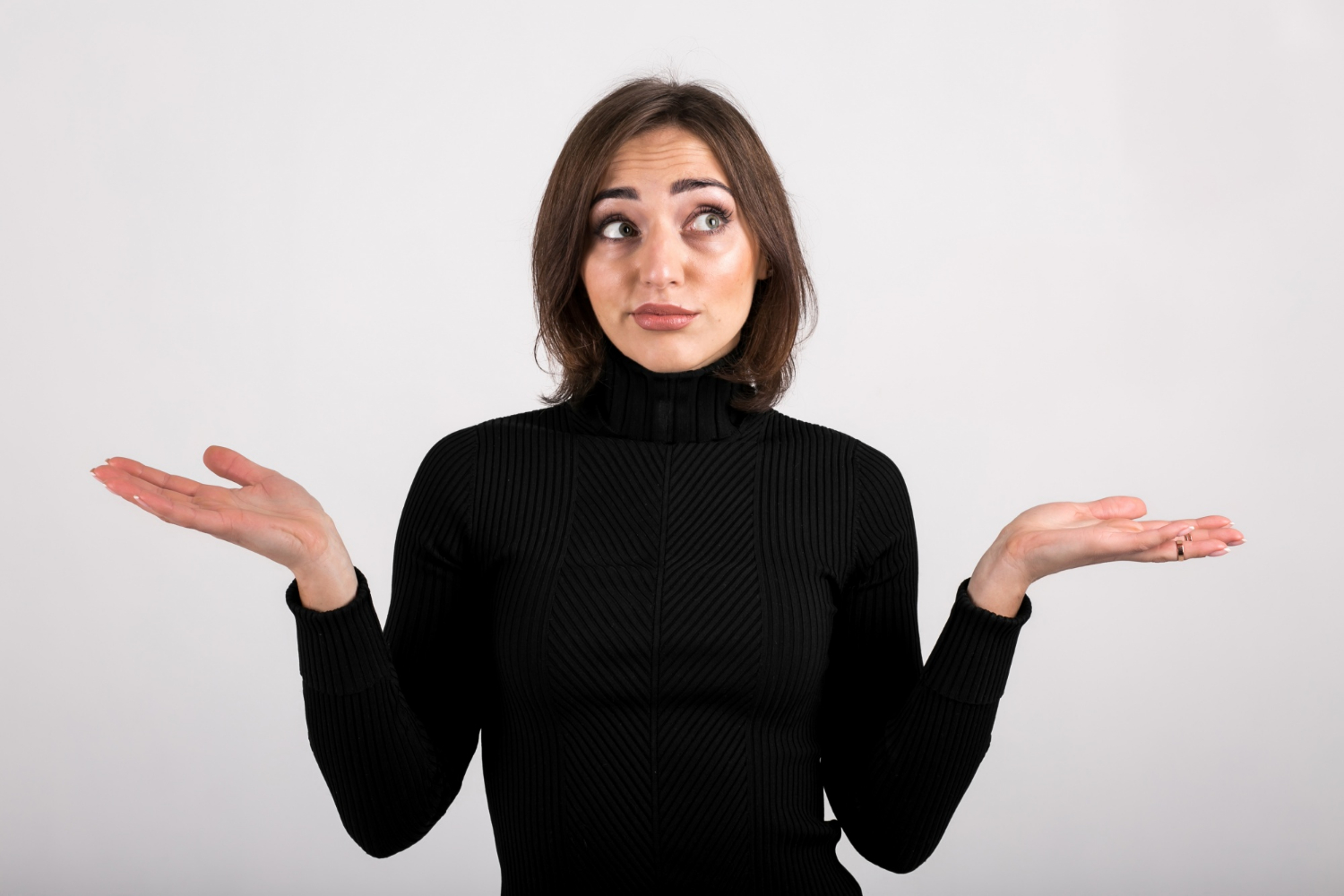 Une femme haussant les épaules | Source : Freepik