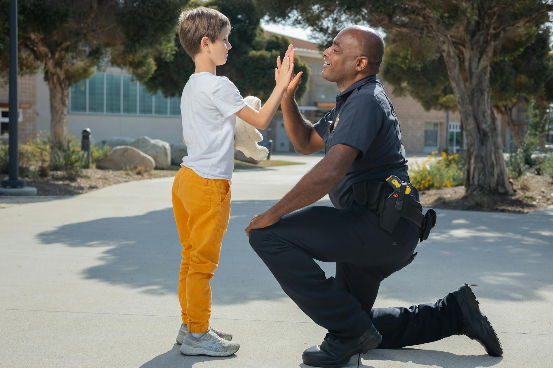 Un policier fait un high-five à un garçon | Source : Pexels