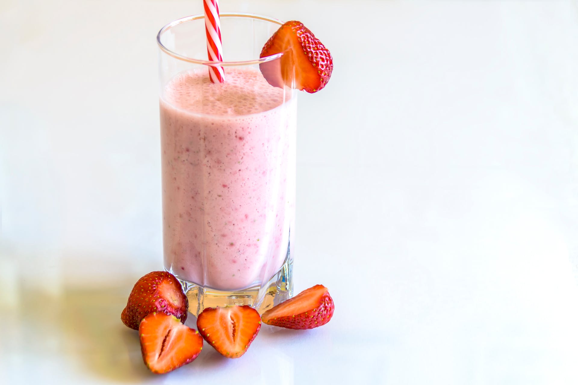 Un milkshake à la fraise avec des morceaux de fraises | Source : Pexels
