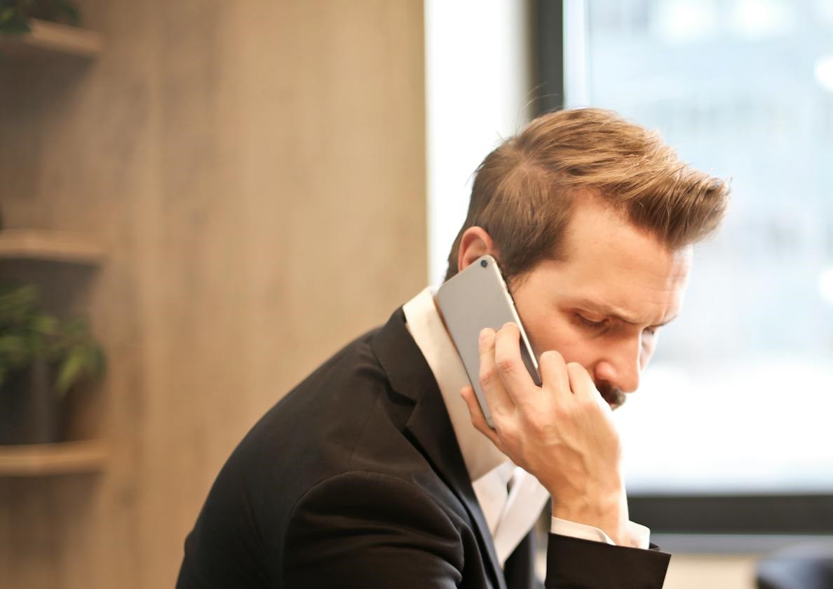 Un homme qui parle au téléphone | Source : Pexels