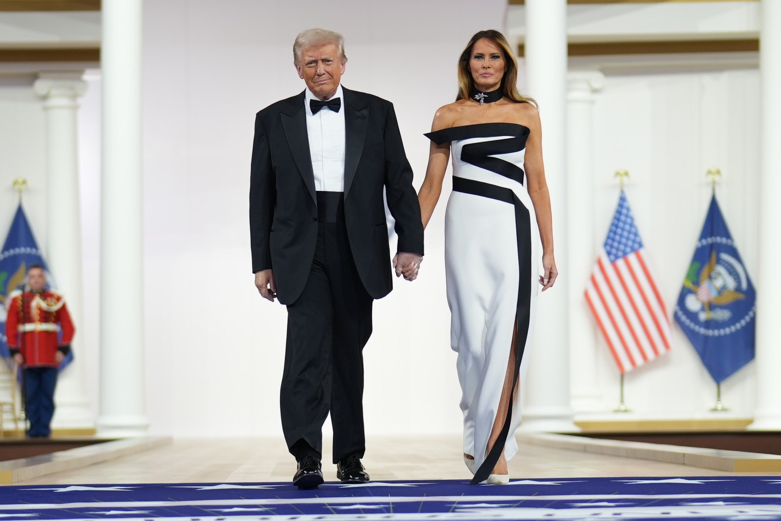 Le président Donald Trump et la première dame Melania Trump arrivant au bal d'investiture du commandant en chef au Walter E. Washington Convention Center à Washington, D.C., le 20 janvier 2025. | Source : Getty Images