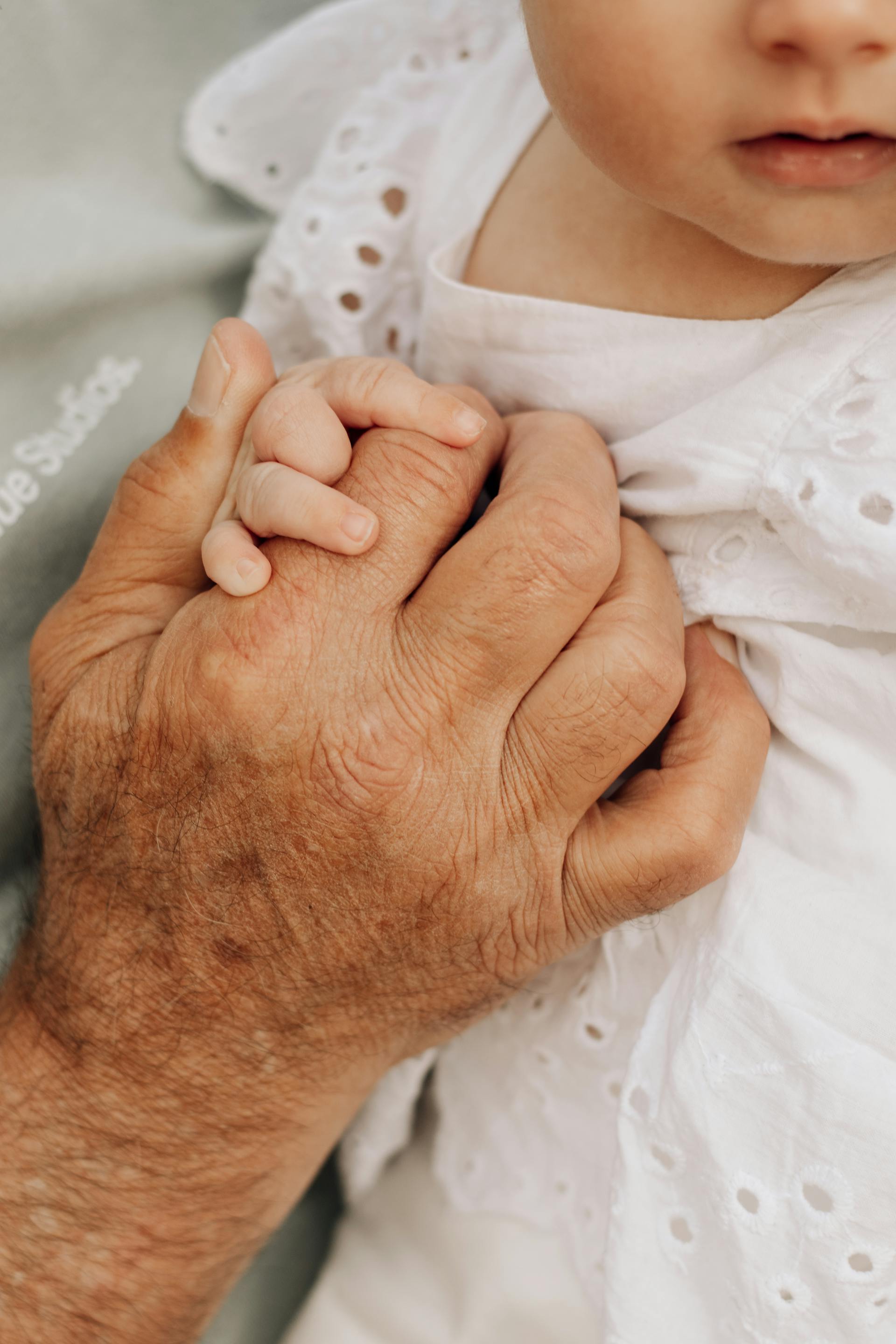 Un homme tenant la main de sa fille | Source : Pexels