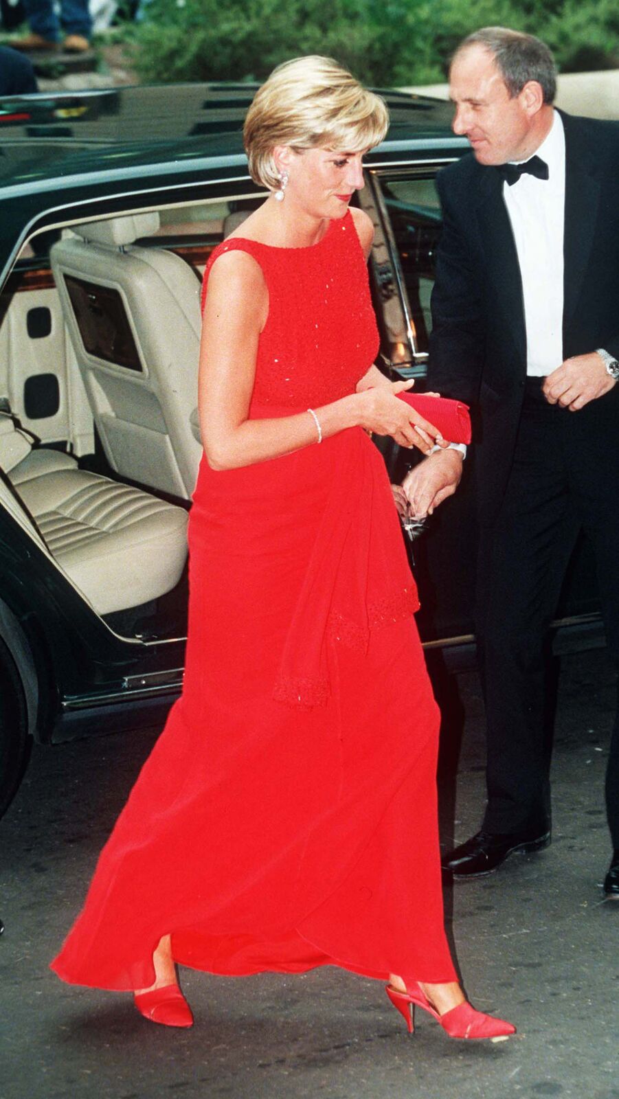 Princesse Diana est élégante avec sa robe et son chaussure rouge. | Photo : GettyImage 