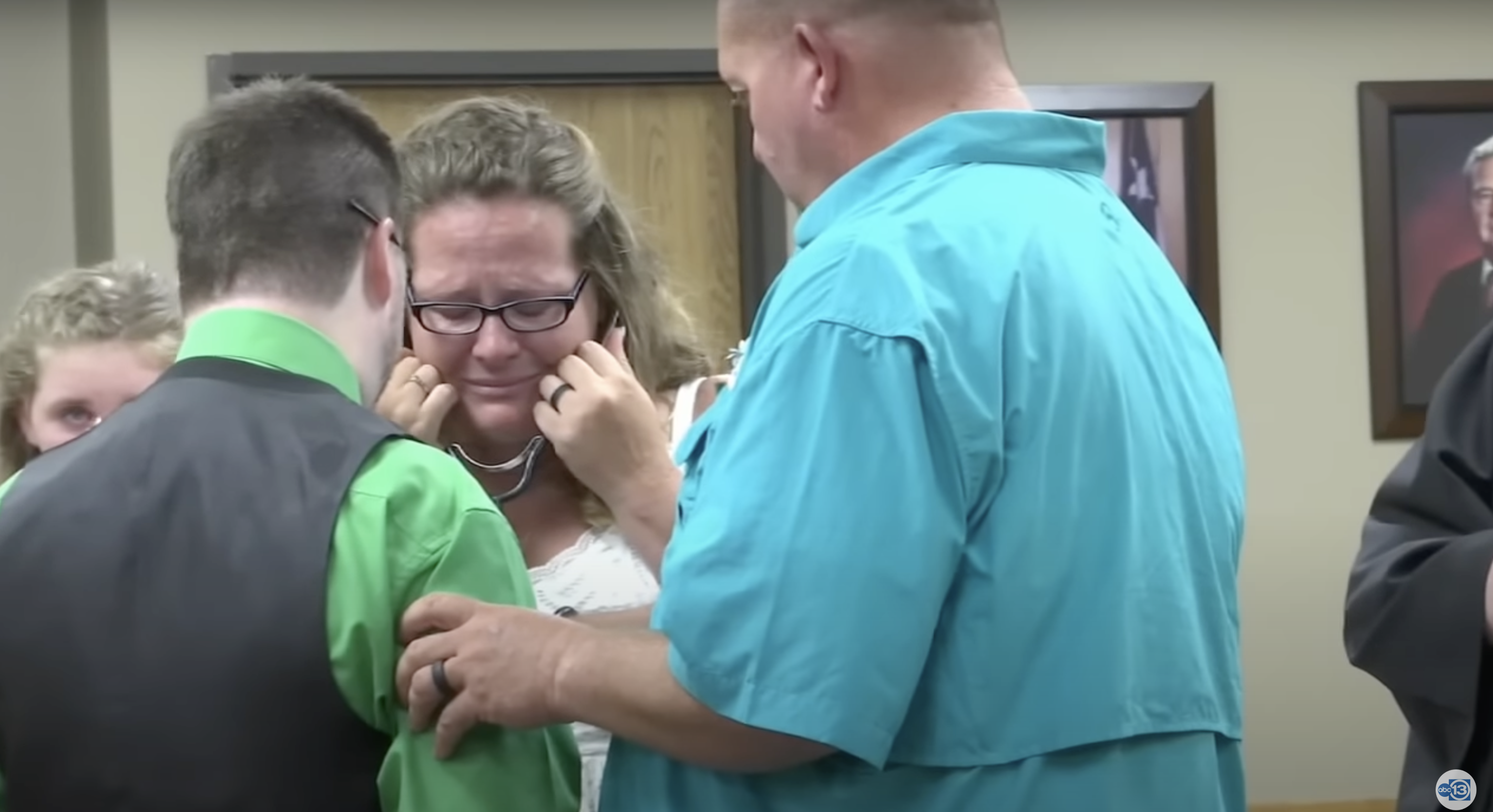 Monica Berckenhoff fait une dépression émotionnelle en écoutant le cœur de son fils défunt battre dans la poitrine de Travis Stufflebean. | Source : youtube.com/ABC13 Houston