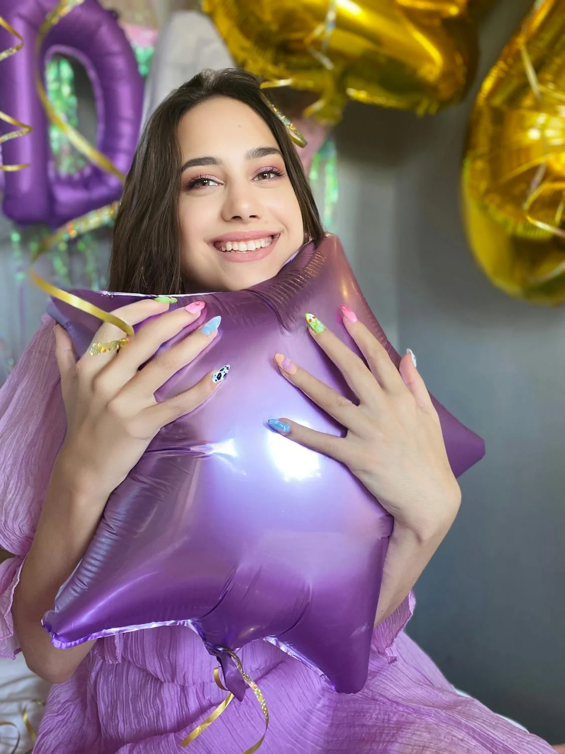 Une jeune femme heureuse tenant un ballon | Source : Pexels