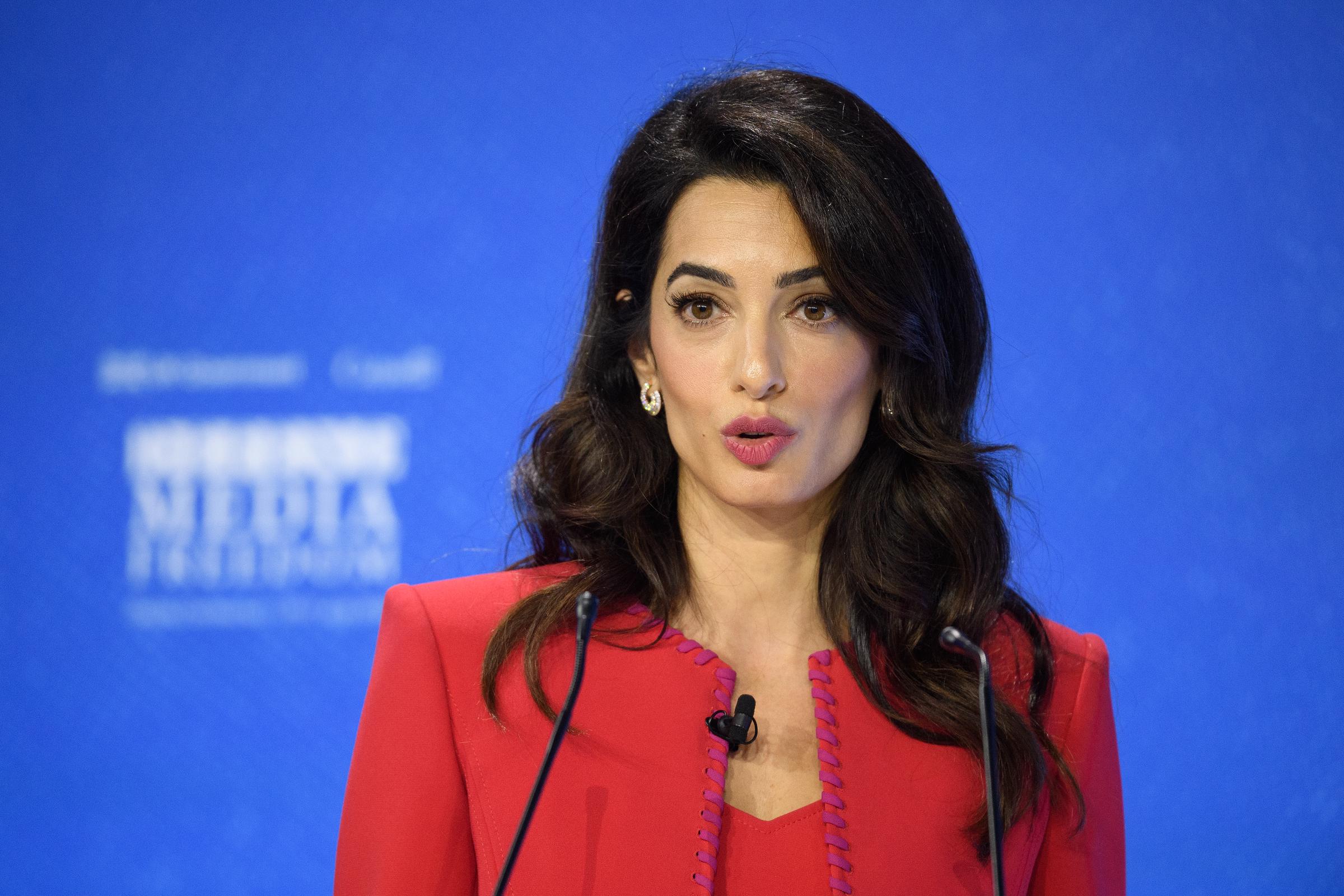 Amal Clooney prend la parole lors de la deuxième journée de la Conférence mondiale sur la liberté de la presse, le 10 juillet 2019 | Source : Getty Images