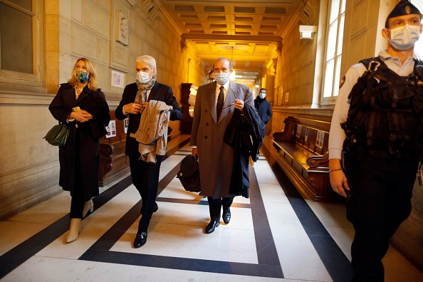 Bernard Tapie (C) arrive au Palais de Justice de Paris. |Photo : Getty Images