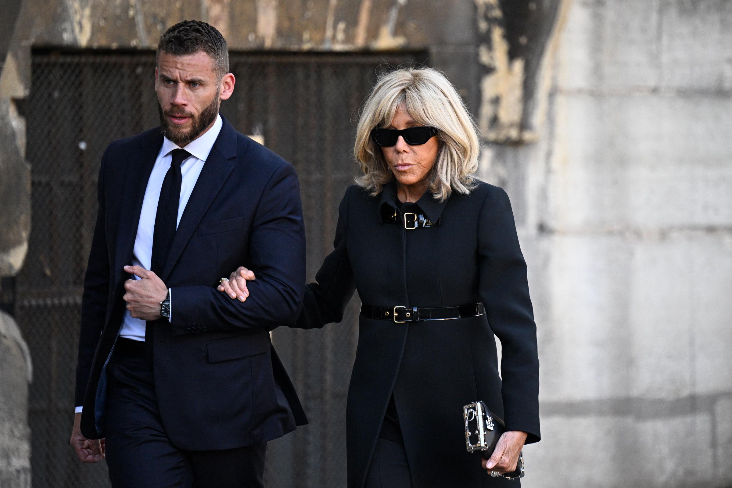 Brigitte Macron, épouse du président français, arrive pour assister aux funérailles de l'actrice française Nathalie Baye à l'église Saint-Sulpice à Paris, le 24 avril 2026. La star de cinéma française Nathalie Baye est décédée à Paris le 17 avril 2026, à l'âge de 77 ans I Source : Getty Images