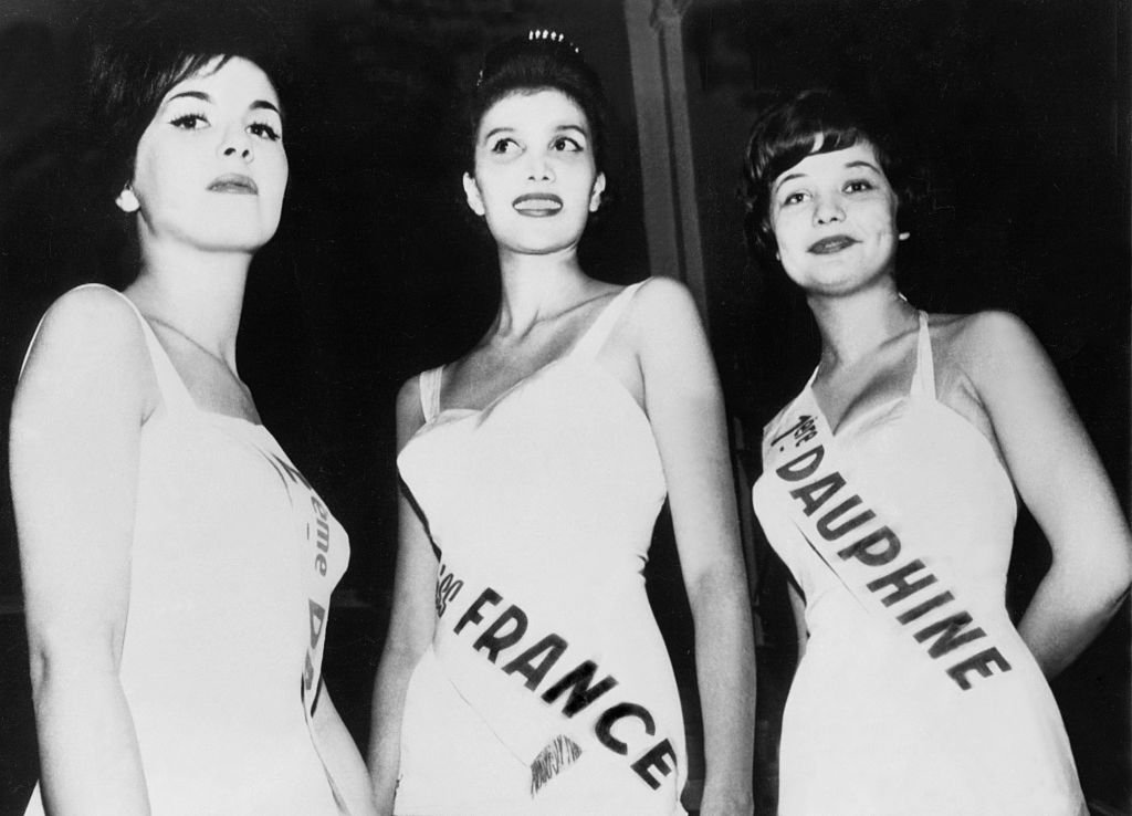 Marina Dutheil, Luce Auger et Michele Warnier au concours de Miss France à Grenoble, France, le 31 décembre 1961. | Photo : Getty Images