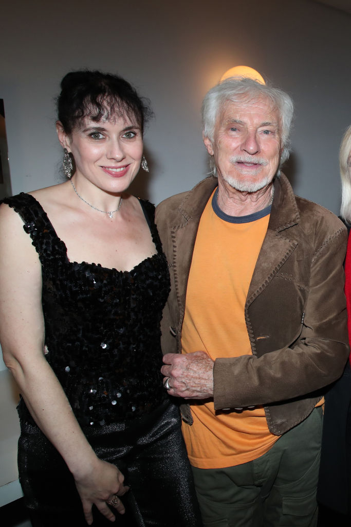 Hugues Aufray et son épouse posent après leur concert à la Salle Pleyel, le 18 octobre 2019 à Paris. | Source : Getty Images