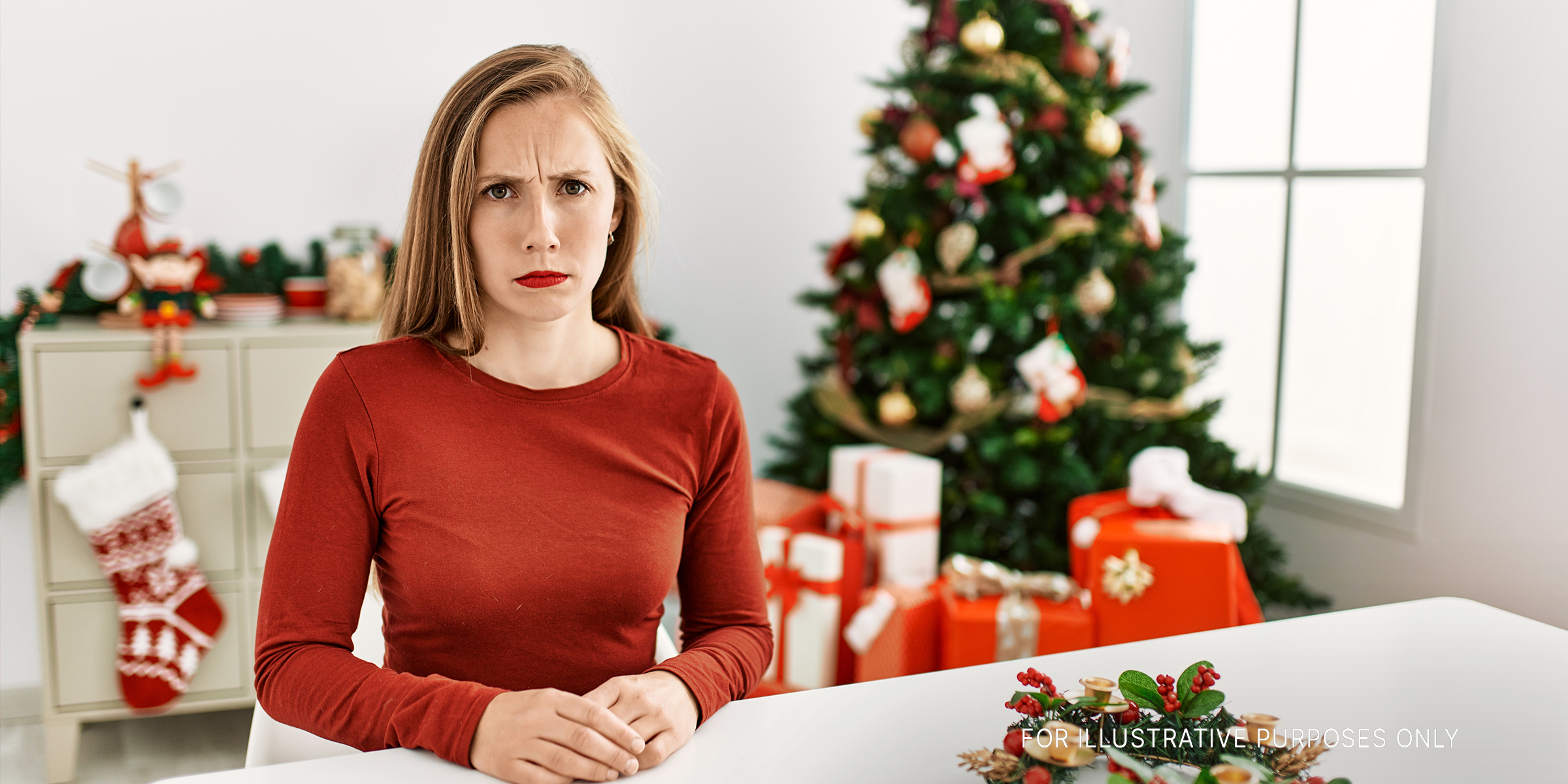 Une femme en colère debout devant un sapin de Noël | Source : Shutterstock