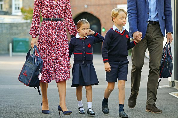 Charlotte pour son premier jour d'école avec Prince George | Photo : Getty Images