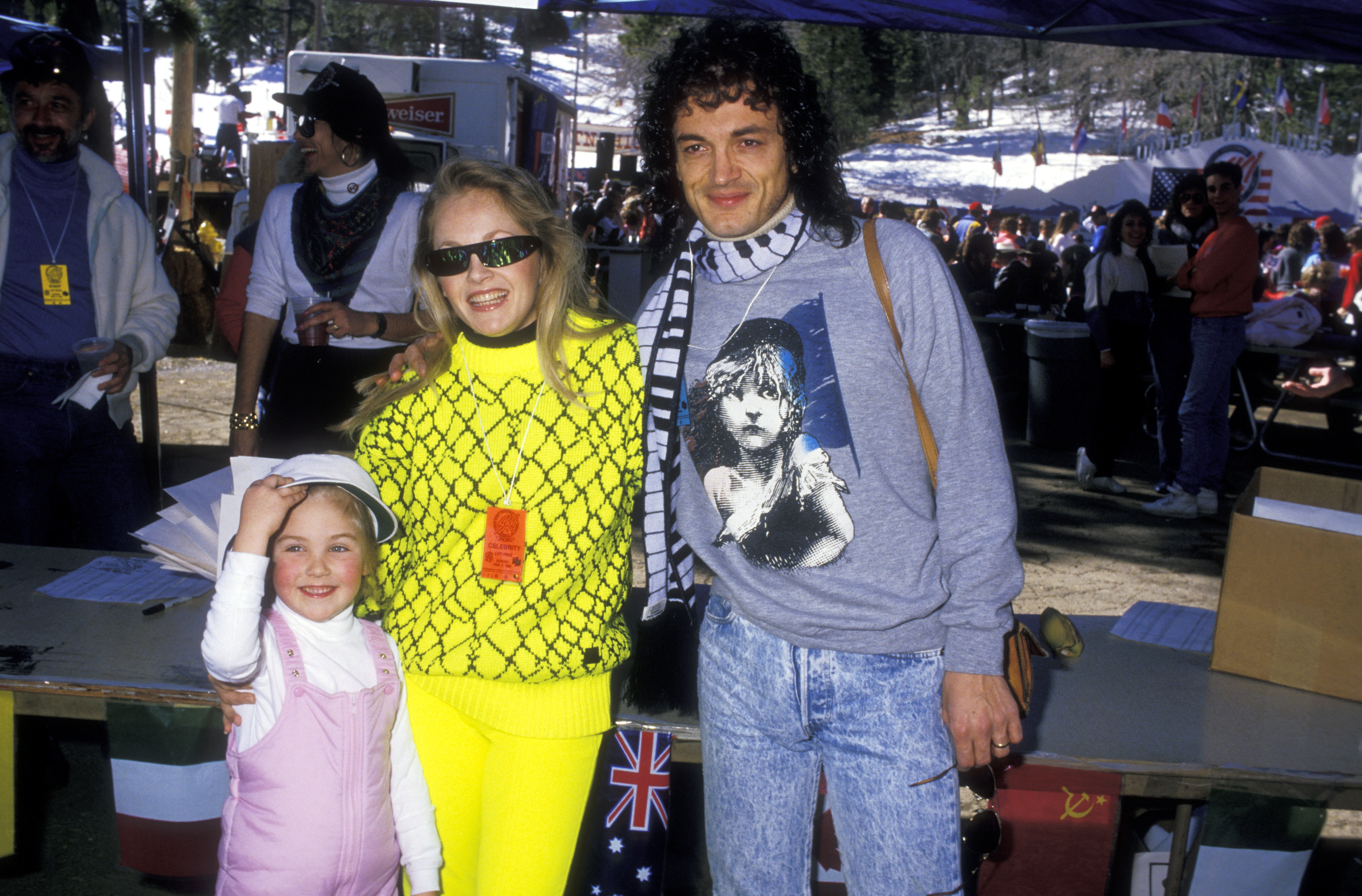 L'actrice, son mari, Domenick Allen, et sa fille, Cherish Lee, assistent au Fifth Annual Steve Kanaly Invitational Celebrity Ski Classic to Benefit the March of Dimes le 7 février 1988 en Californie | Source : Getty Images