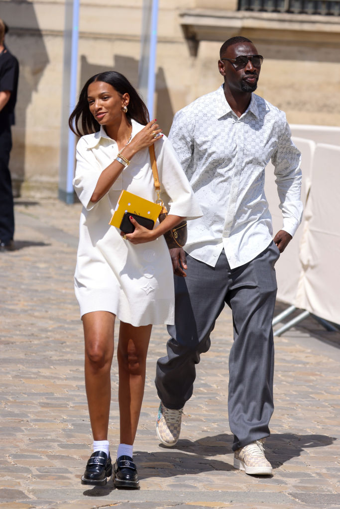 Omar Sy et Selly Sy assistent au défilé Louis Vuitton Homme Printemps Été 2023 dans le cadre de la Fashion Week de Paris le 23 juin 2022 à Paris, France | Source : Getty Images