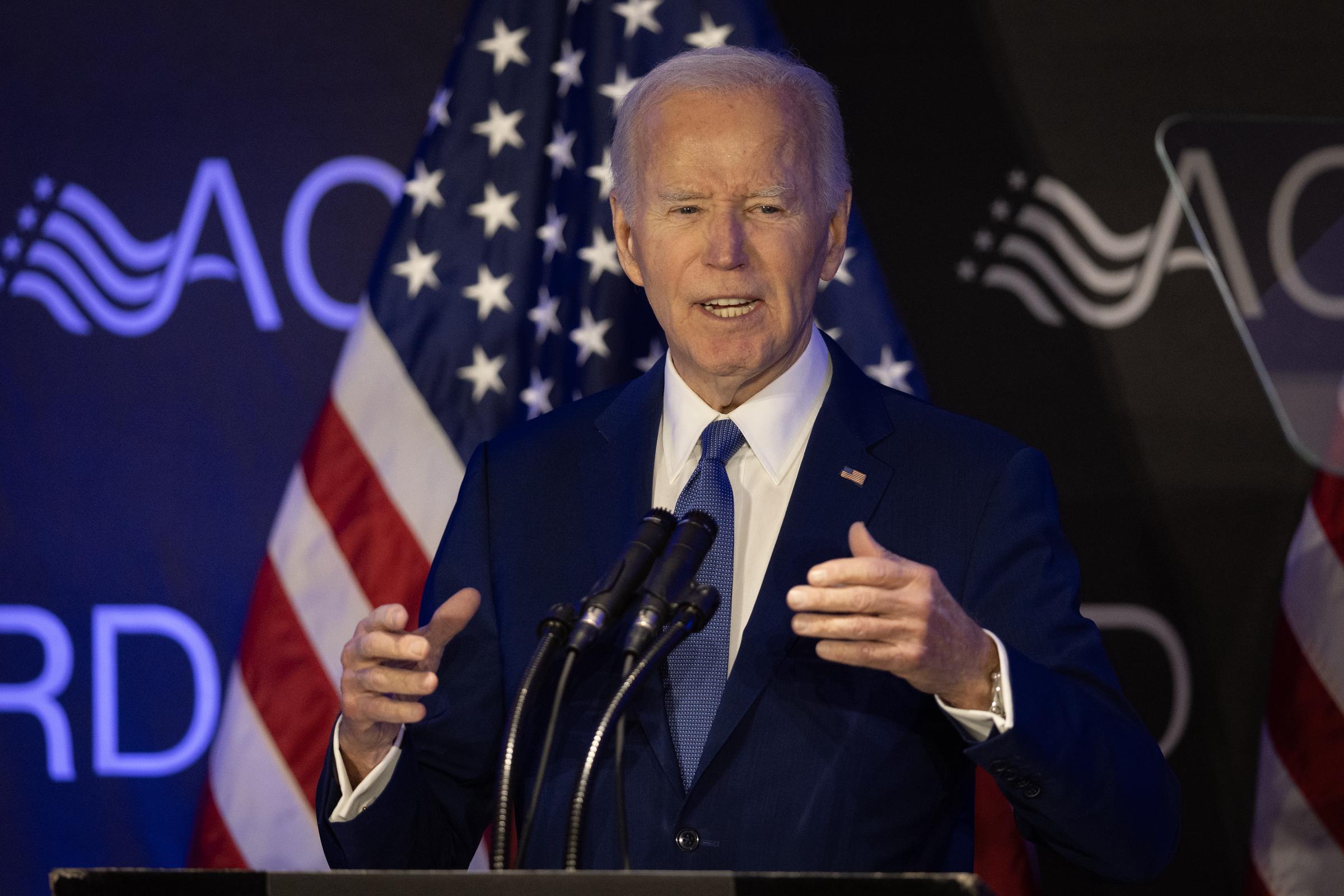 L'ancien président américain Joe Biden prend la parole lors d'une conférence organisée par l'association Advocates, Counselors, and Representatives for the Disabled (ACRD), le 15 avril 2025, à Chicago, Illinois | Source : Getty Images