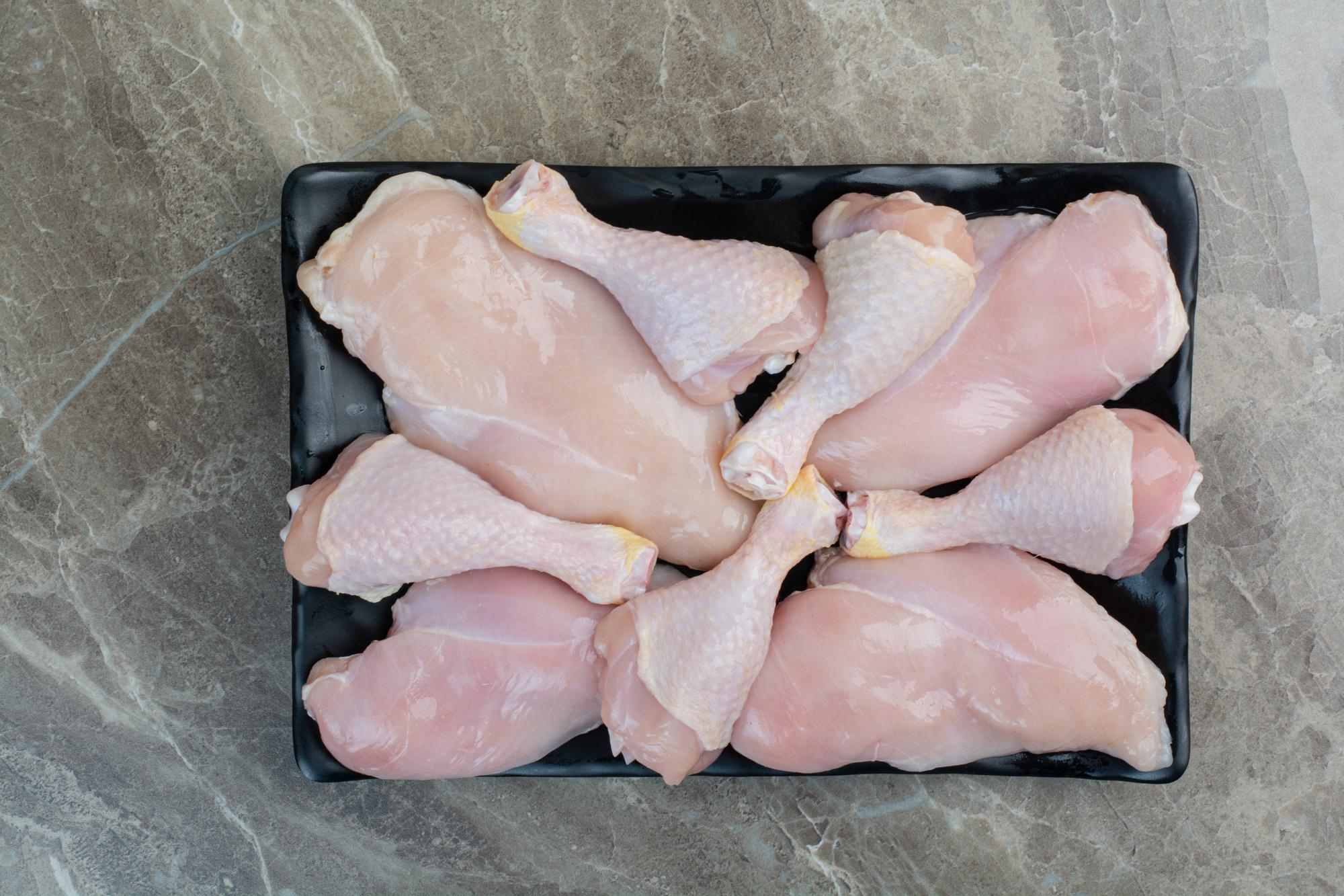 Viande de poulet sur le comptoir de la cuisine | Source : Freepik