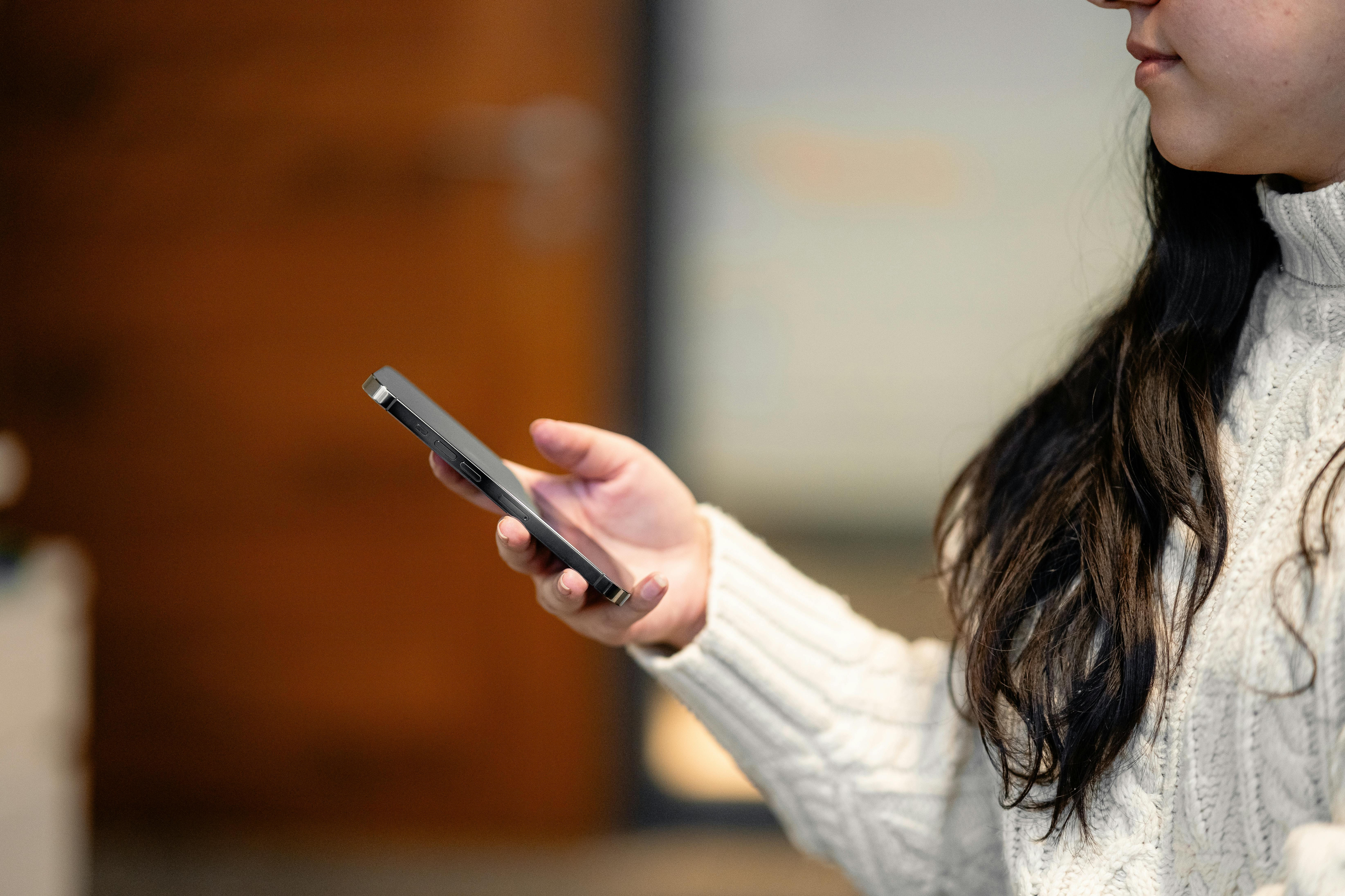 Une femme tenant un téléphone | Source : Pexels