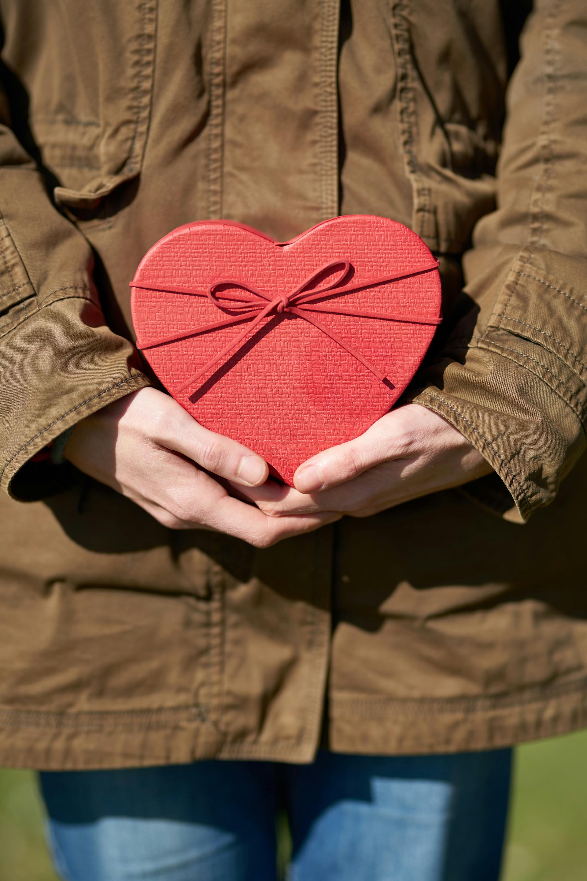 Personne tenant un cadeau en forme de cœur | Source : Pexels
