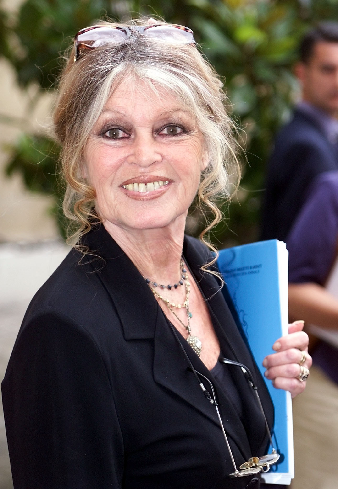 Brigitte Bardot sourit aux photographes après avoir rencontré le premier ministre français Lionel Jospin le 16 juillet 2001 à Paris. | Source : Getty Images