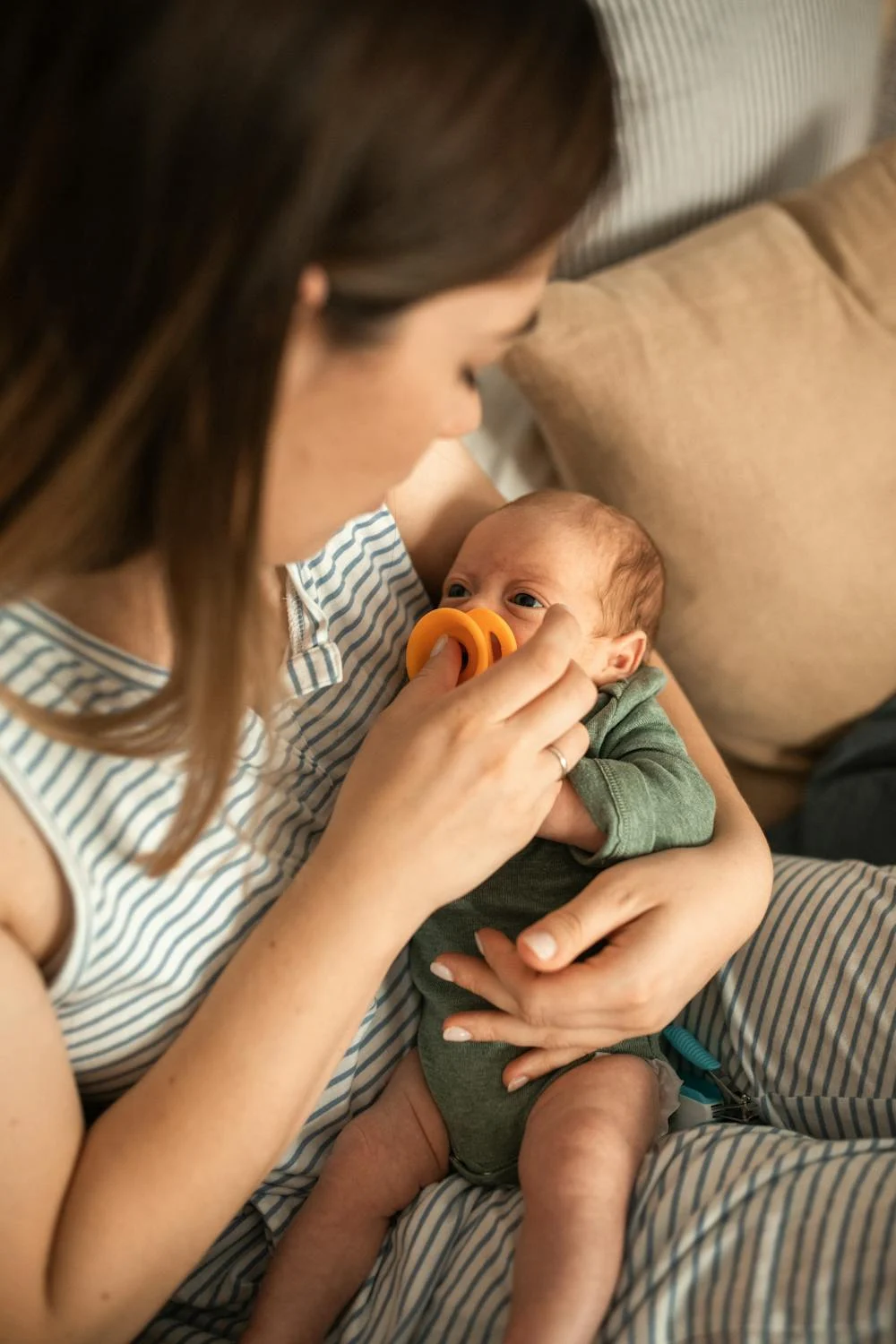 Une femme tenant un bébé | Source : Pexels