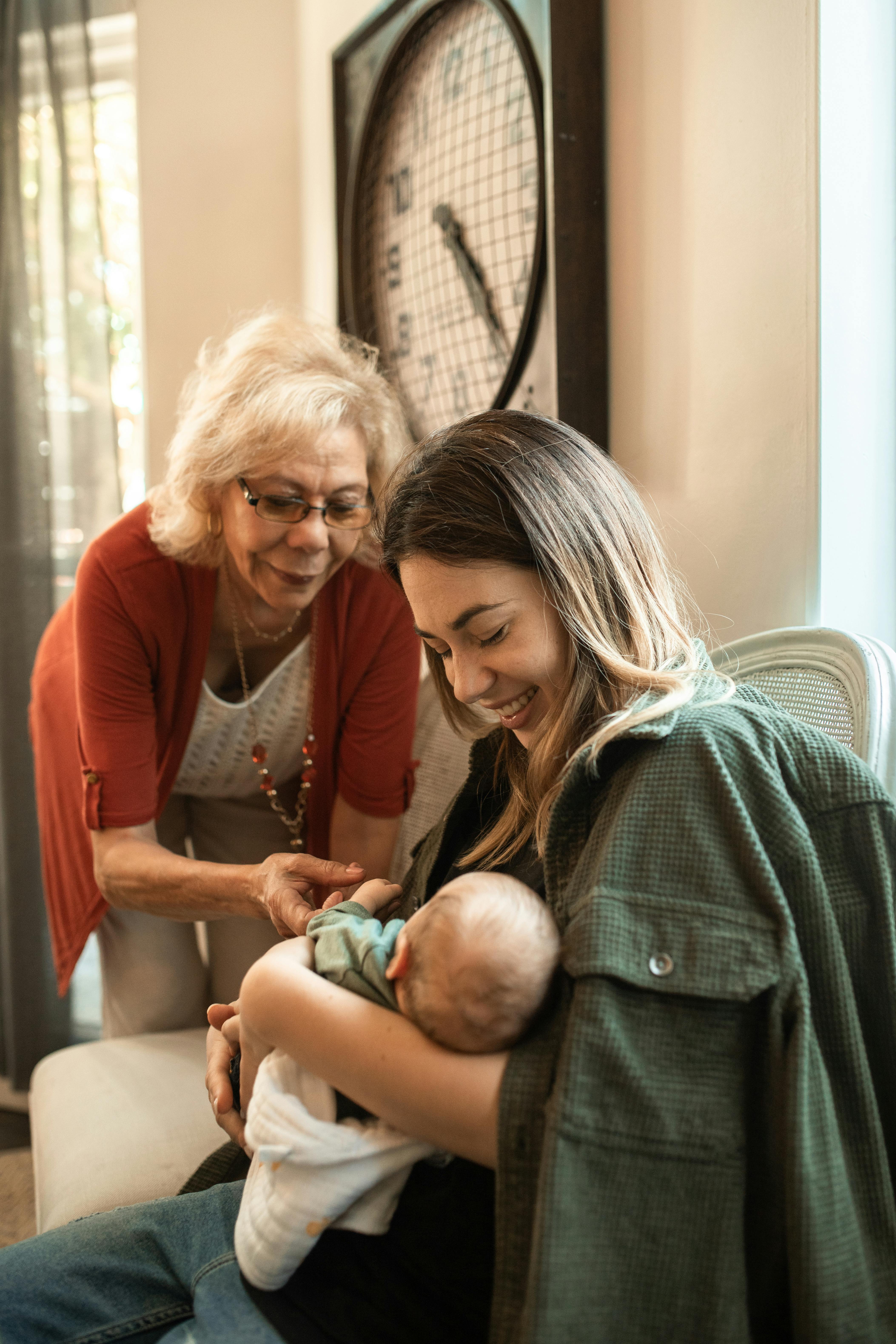 Une grand-mère roucoulant avec son petit-enfant | Source : Pexels