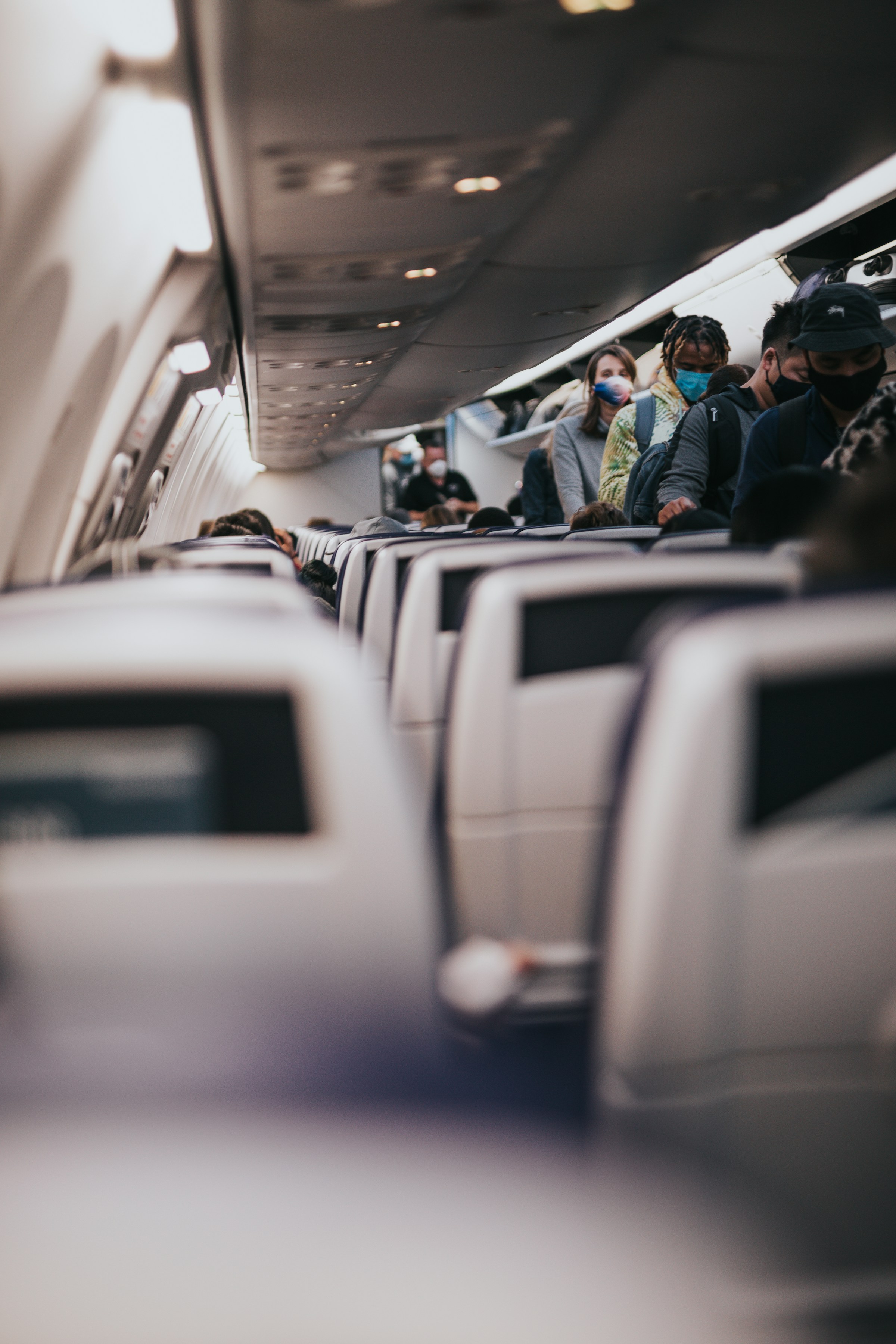 Des gens prennent leur place dans un avion | Source : Unsplash