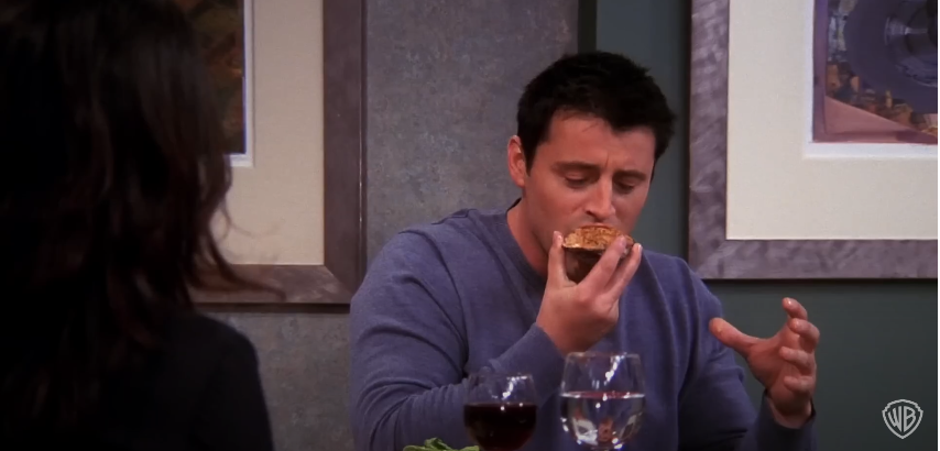 Une photo de Matt LeBlanc dans le rôle de Joey Tribbiani dans "Friends" | Source : YouTube/@warnerbrostv