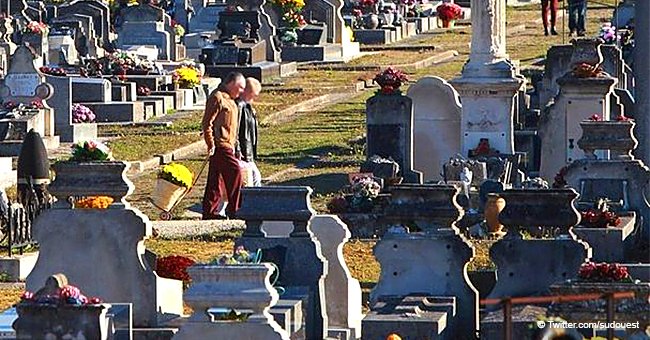 Une femme de 98 ans est en cercueil sans sépulture pendant un mois après sa mort, car la loi en interdit la réouverture