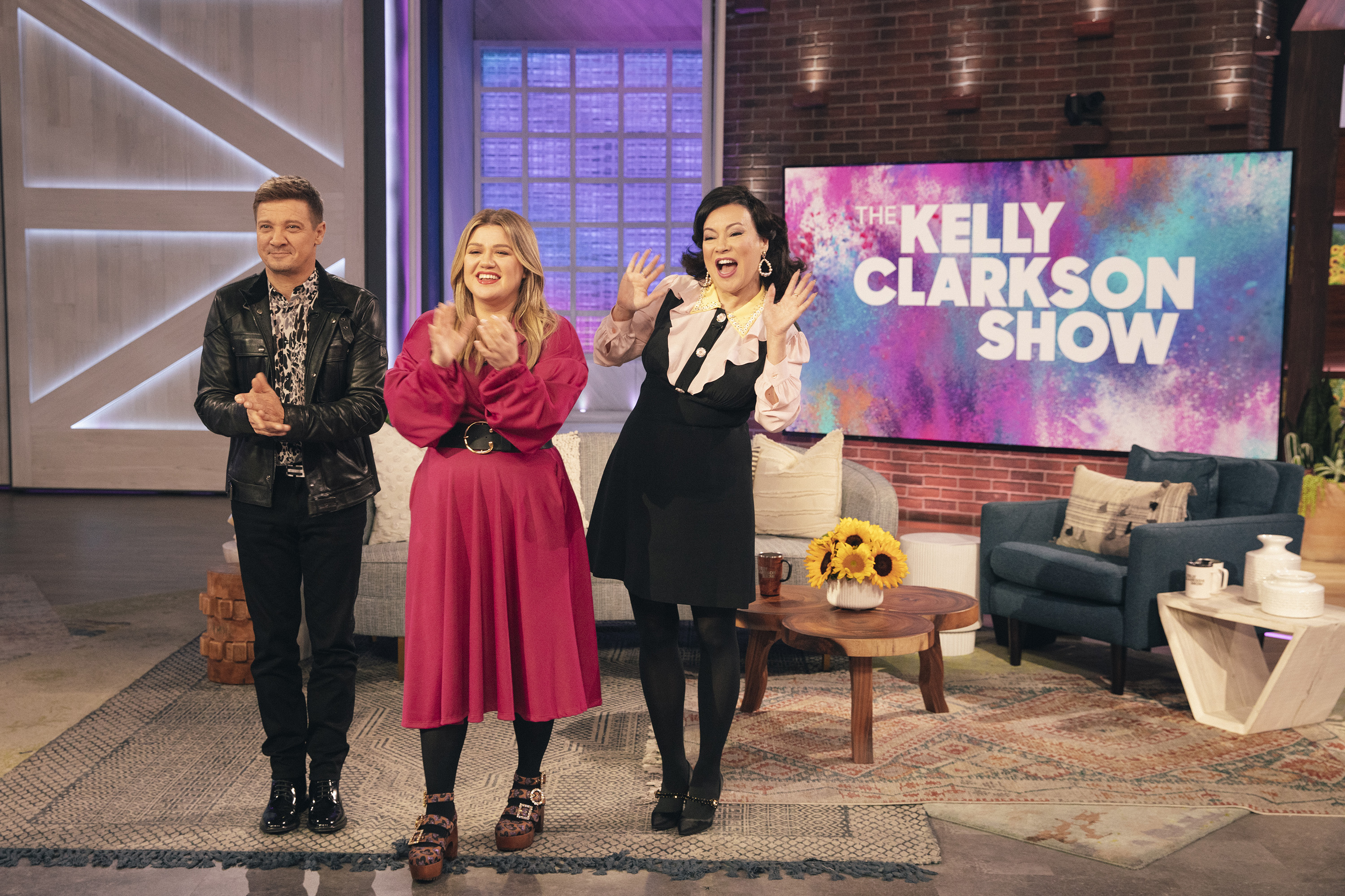 Jeremy Renner, Kelly Clarkson et Jennifer Tilly lors de l'émission "The Kelly Clarkson Show" en 19 novembre 2021 | Source : Getty Images