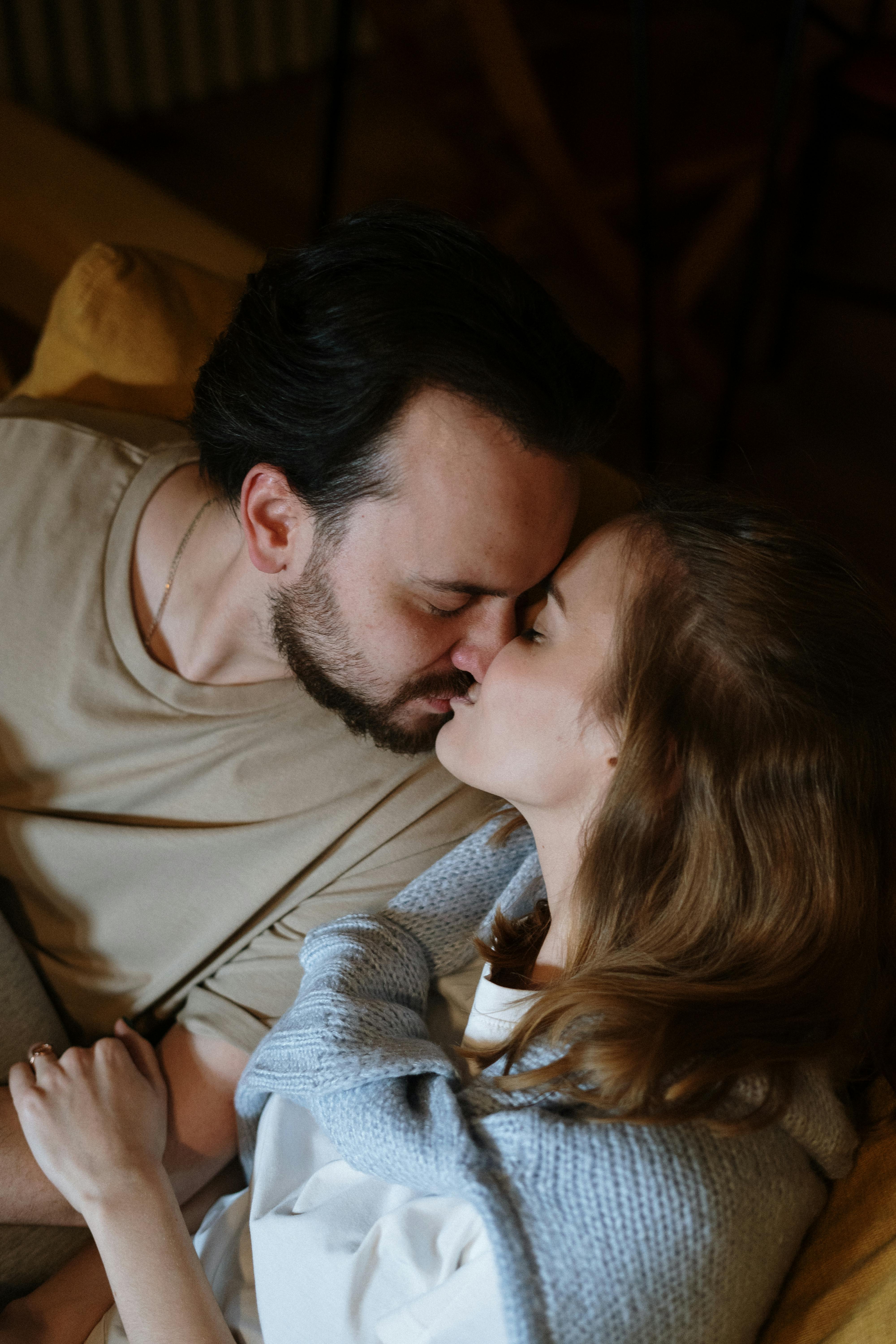 Un couple amoureux qui s'embrasse | Source : Pexels