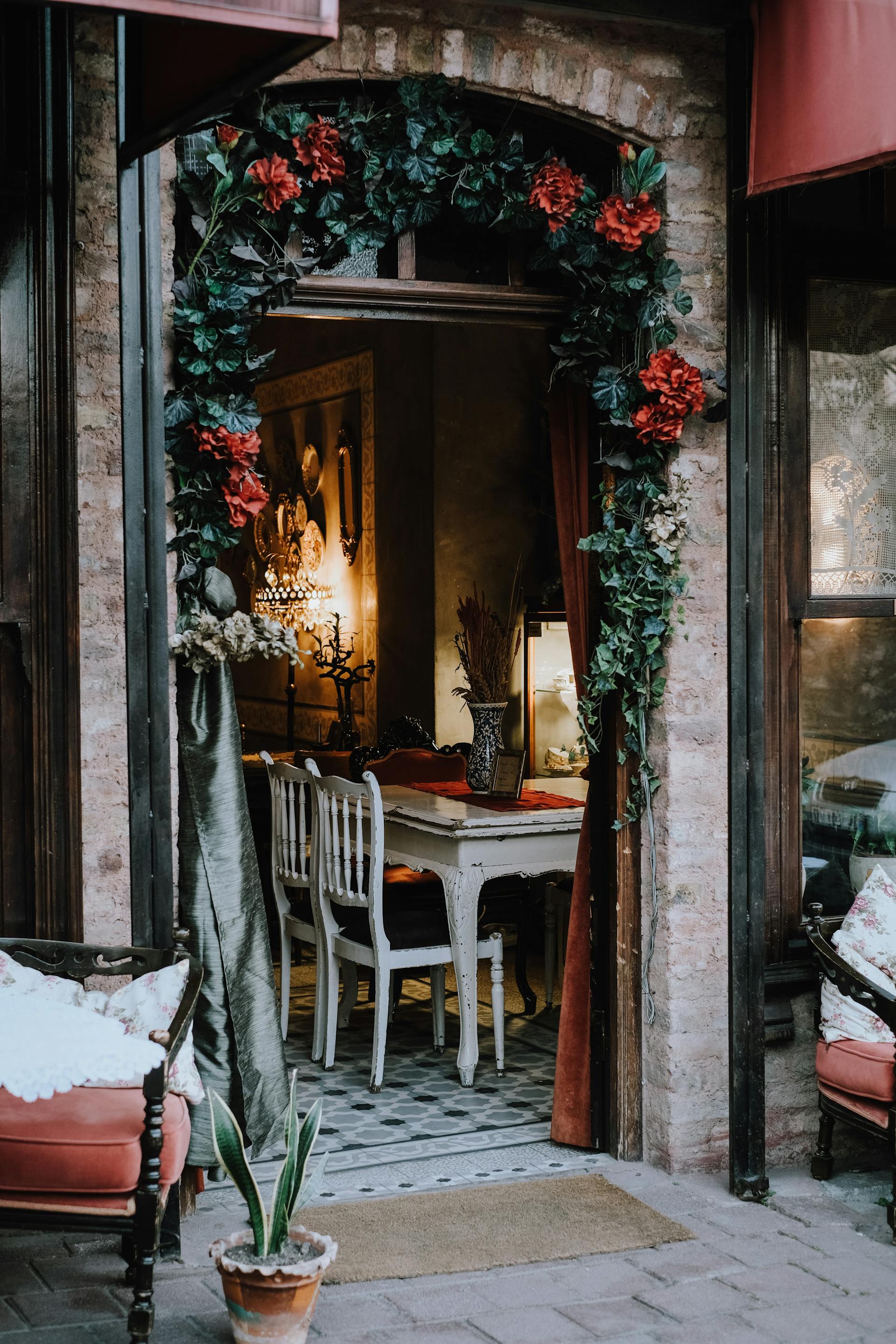 L'entrée d'un restaurant | Source : Pexels