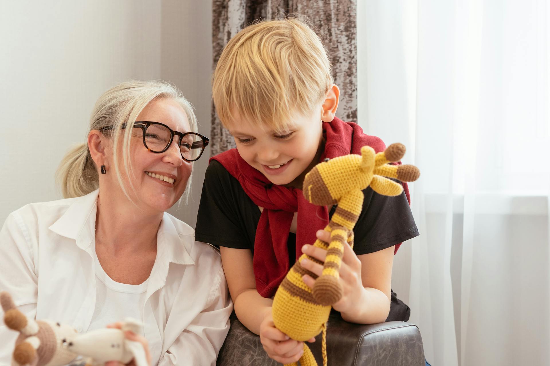 Une femme âgée avec son petit-fils | Source : Pexels