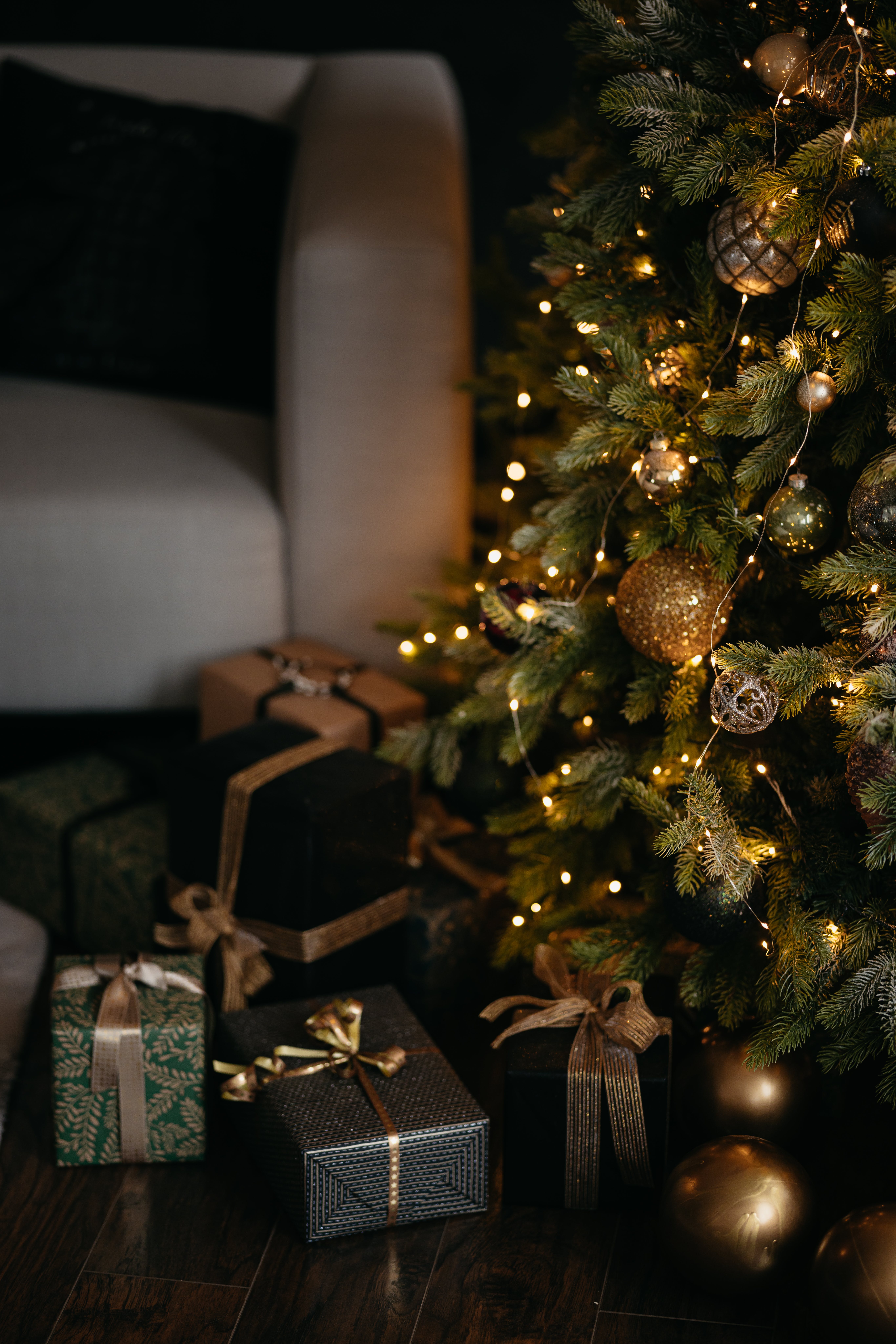 Un arbre de Noël et des cadeaux | Source : Pexels