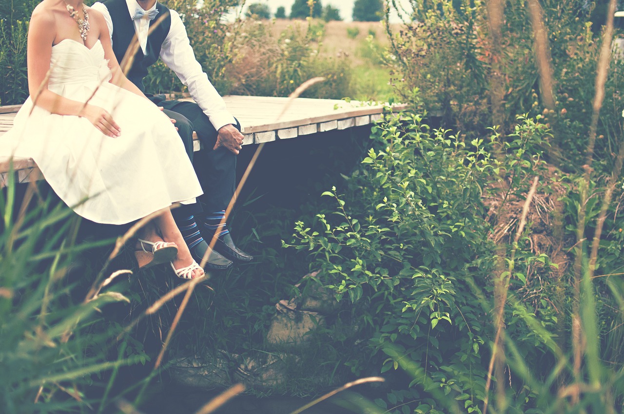 Les mariés assis sur un pont | Source : Pixabay