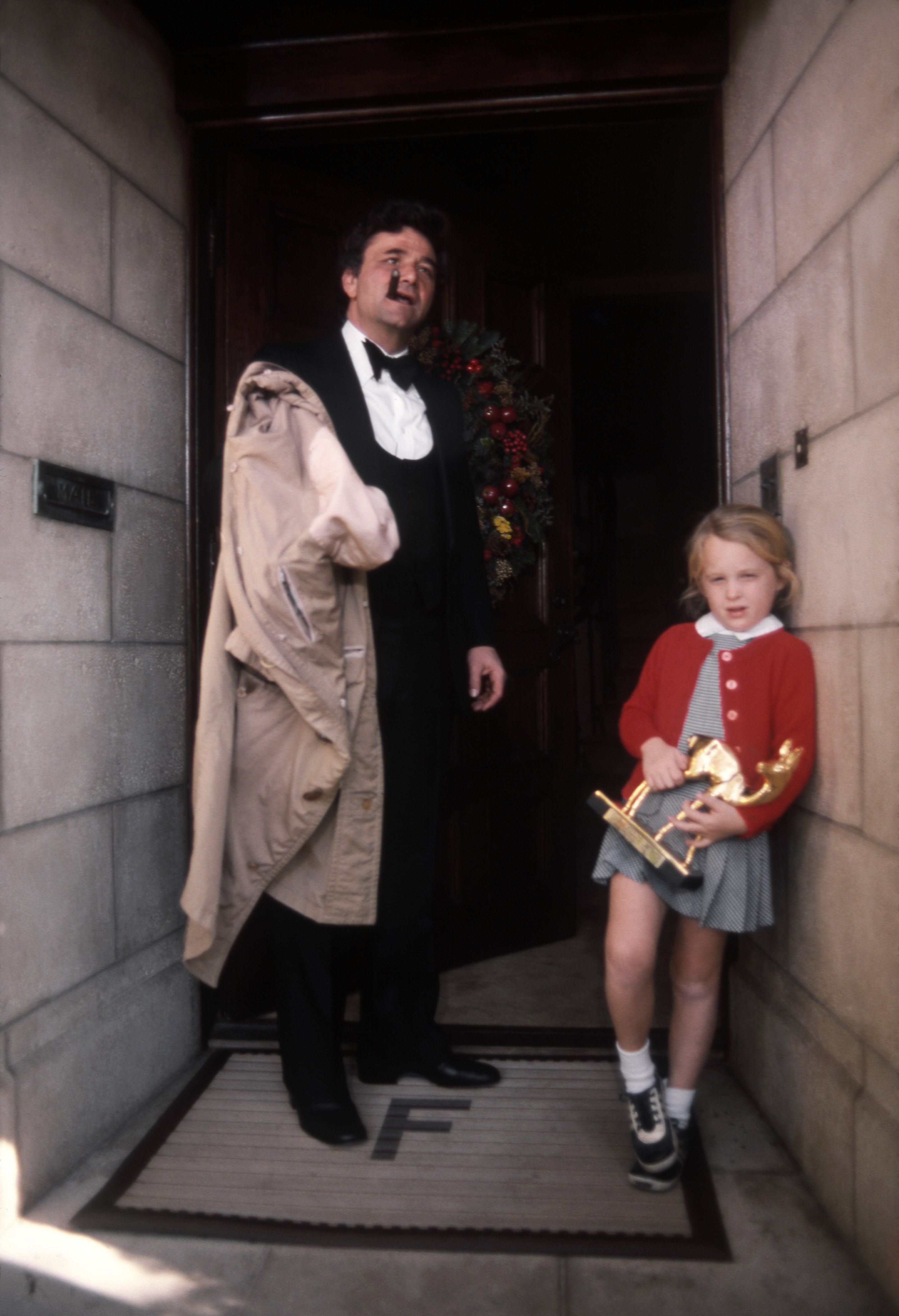 Peter Falk et sa fille Katherine sur le plateau de "Columbo" le 16 décembre 1975 | Source : Getty Images