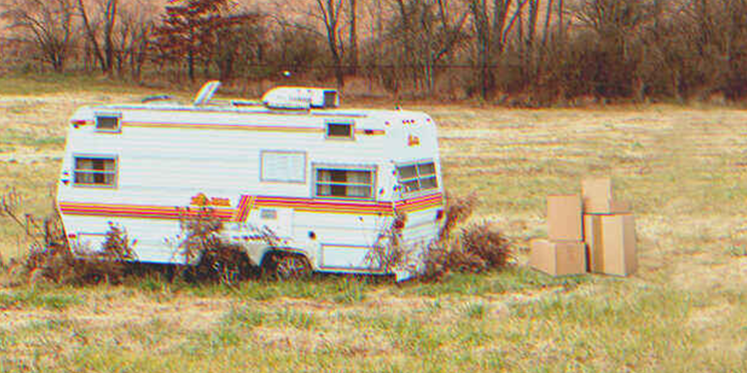 Des boîtes près d'une vieille caravane | Source : Shutterstock