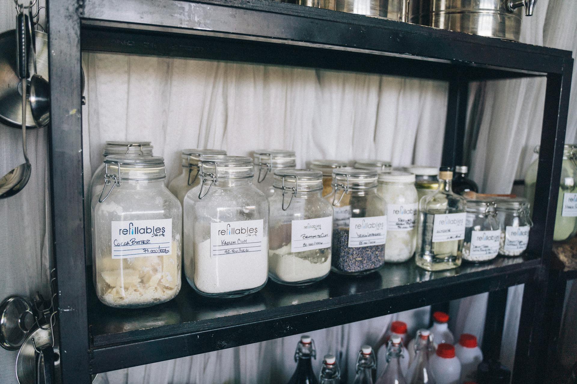 Étagères dans un garde-manger | Source : Pexels